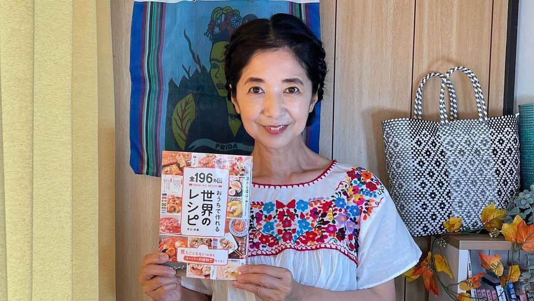 宮崎美子さんのインスタグラム写真 - (宮崎美子Instagram)「皆さん、おはようございます。  昨日はハロウィン🎃トリックorトリートでしたね。  そんなら昨日、YouTubeよしよし。には、メキシコ料理、それもチョコレートの煮込み料理を紹介しました！ 是非、YouTubeよしよし。ご覧ください。  そして、私の昨日はLive &ライブでした。  オーチャードホールの八神さんのコンサート『ヤガ祭りthe 3rd』にゲスト出演し、デビュー曲『Ｎo Return』をデュエットさせていただき、その後、テレビ東京の池上彰さんの総選挙ライブに出演させていただきました。  盛り沢山の1日でした。  八神さんのコンサートご覧になられた方、いかがでしたでしょうか？  また、総選挙ライブご覧になった方もいかがでしたでしょうか？  また、ご感想など、ぜひ、お寄せください。  もちろん、YouTubeよしよし。へのご意見、リクエストもお待ちしています❣️  #YouTube#よしよし。#八神純子 さん#池上彰 さん#宮崎美子」11月1日 9時26分 - miyazakiyoshiko.official