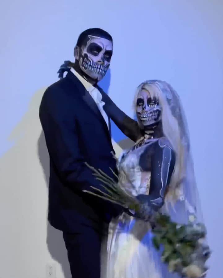 リアン Vのインスタグラム：「Go best friend! 💀🤍💀 Swipe to see photos! 😍@foreverus #Halloween #Skeleton   Video : @romansofia_  Photos : @shotbysham  MUA: @nicholerayartistry」