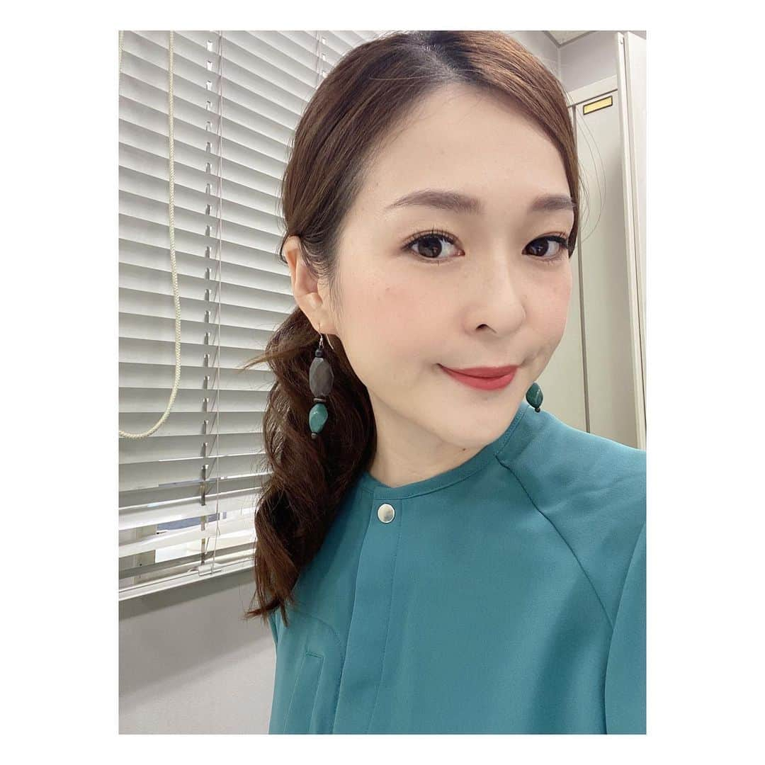 小野口奈々さんのインスタグラム写真 - (小野口奈々Instagram)「・ 先週の衣装です👗 しっとりとろみのある素材で、きちんと感もありつつ ウエストベルトのカチャっとする部分(表現力😅)や 袖の長めリブでカジュアル感も💕 ゴツめのブーツを合わせても良かったなと 思っています✨  ちなみに、ちょうど同じ色の ピアスを持っていました🙋‍♀️ #アナウンサー衣装  #30代ファッション #fashion #herencia #福岡 #ワンピース #秋冬ファッション」11月1日 10時59分 - nana0no