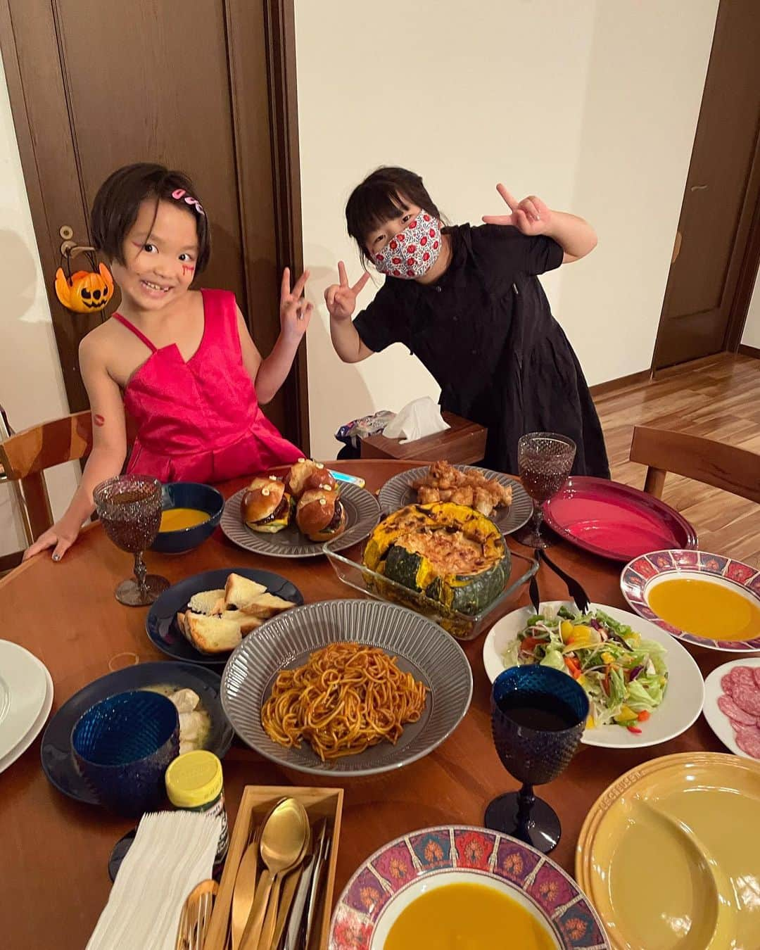 内藤陽子さんのインスタグラム写真 - (内藤陽子Instagram)「Happy Halloween💀 今年は親子で吸血鬼🩸💉 学校でニコのお世話役をしてくれている4年生を招いておウチで👯‍♀️ 破壊した南瓜グラタン🎃 オバケバーガー🍔うんっ、まっ！ 悪魔のボロネーゼ、骨まで唐揚げ、 真鱈のポワレ、ガーリックトースト かぼちゃスープ、パプリカとグリーンのおっきいサラダ、サラミにポテサラとか🍽  #2021 #ハロウィン #吸血鬼  #最近の #ニコ #ピンクアイライン #はまってる」11月1日 21時59分 - dadaflora