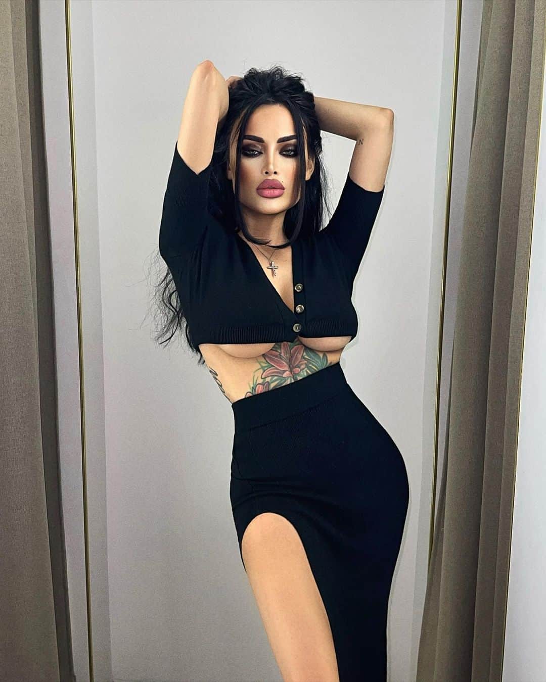 Nita Kuzminaのインスタグラム：「Бутик @sodamoda.ru как всегда!!! 🖤♠️🖤 Невозможно горячие look Я забрала себе! 🔥🔥🔝🔝 Вам какой образ из 3-х нравится? 😈😈 ♥ Total look by @sodamoda.ru」