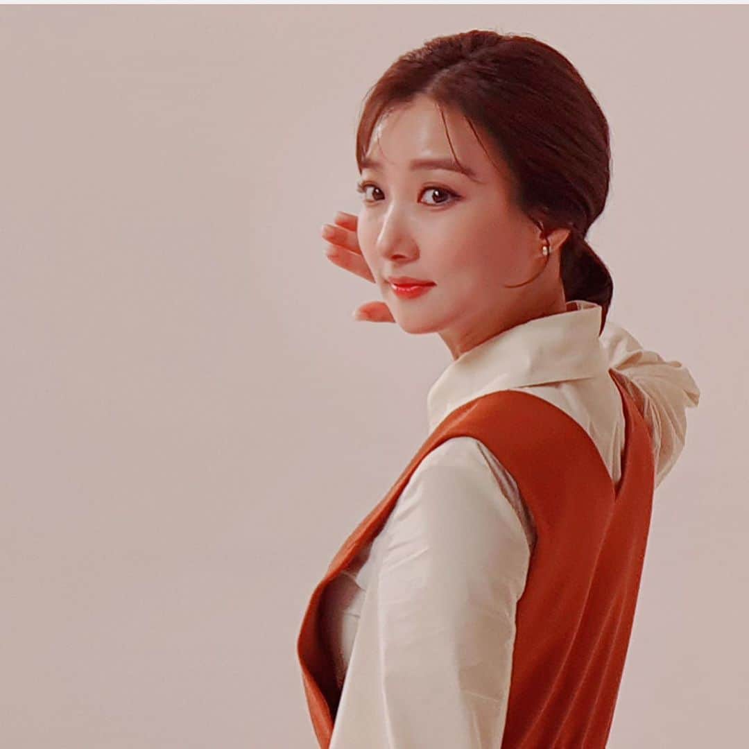 イ・イネのインスタグラム：「#thanks ~~😘 .. .. 덕분에 이쁘게~ 즐겁게~~ 잘 마쳤네용^^  고맙습니다~~~😍👍 #헤어 @soonsoo1234  #메이컵 @junggeum_jang   다같이 찍은 사진이 없어서 아쉽아쉽 ㅠ」