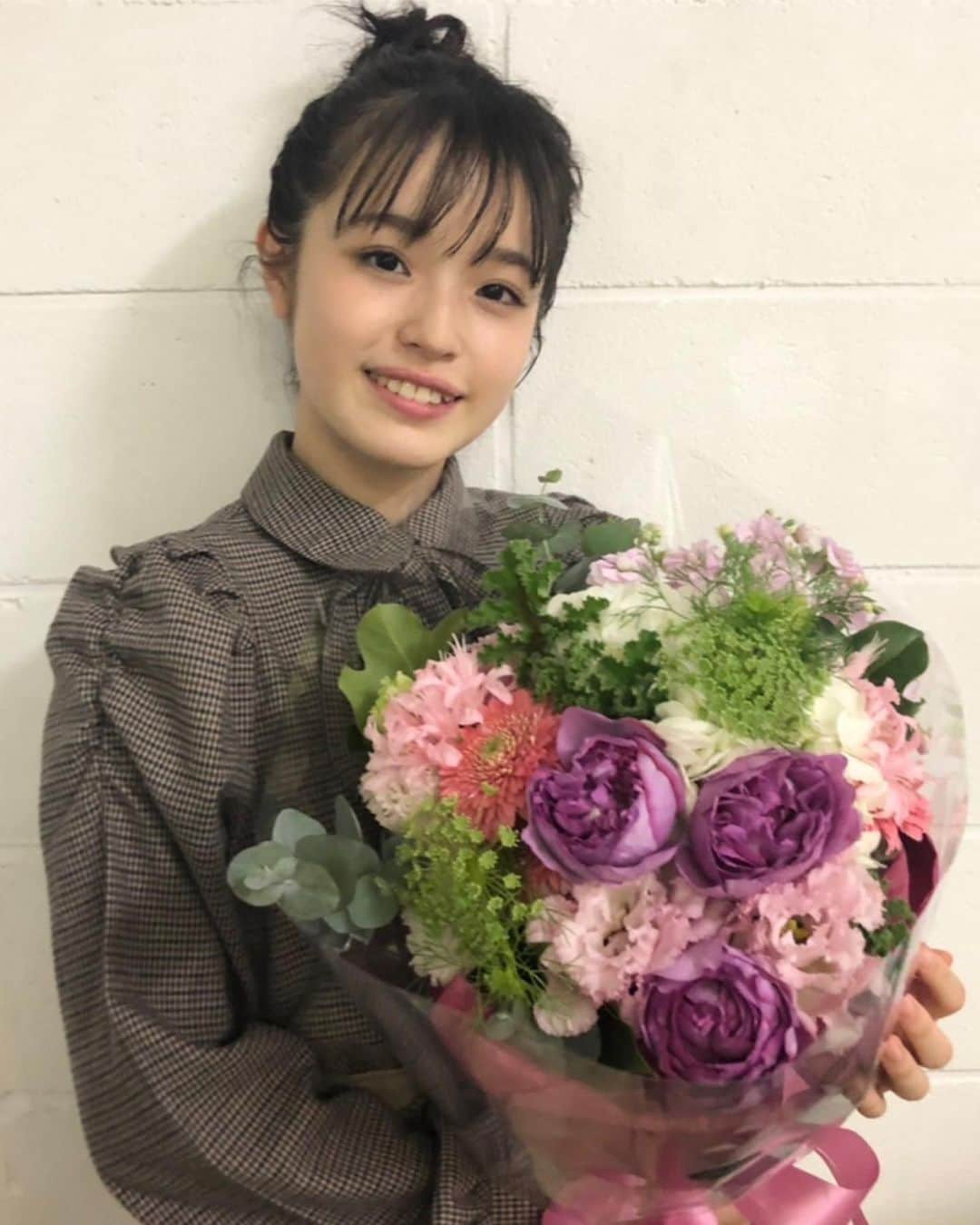 豊嶋花さんのインスタグラム写真 - (豊嶋花Instagram)「お仕事で素敵なお花を頂きました💐可愛いお団子までしてもらって幸せでした〜！ ・ #お花 #お団子 #あれこの組み合わせって… #花より団子 #季節外れ #豊嶋花」11月1日 20時36分 - hanatoyoshima_official