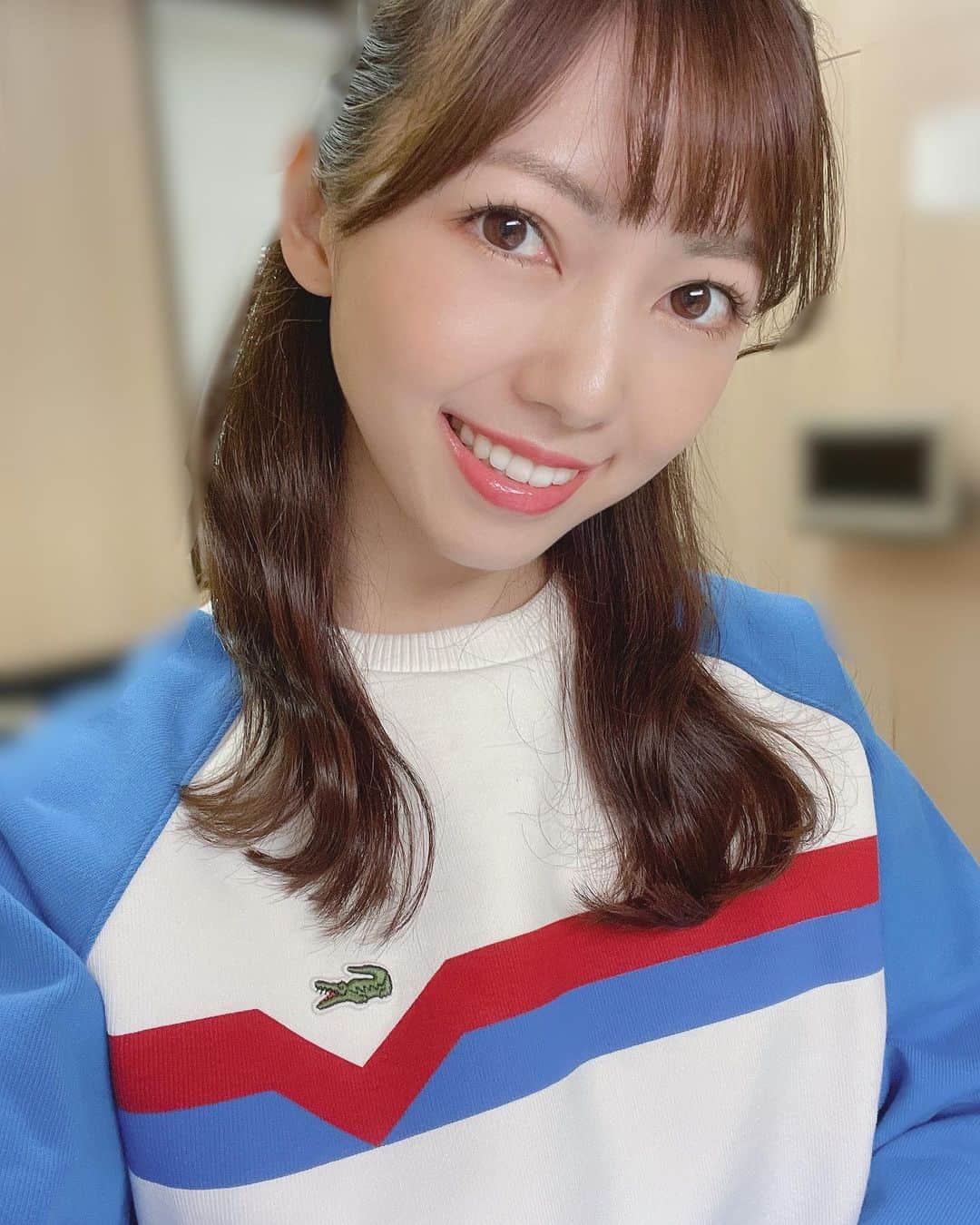川又智菜美のインスタグラム：「ラフなこういうトレーナー大好き😍 ⁡ この時期たくさんお世話になっています！！ ⁡ 今週の『週刊テニスNAVI』は いつもと違って夜10時からなのでお気をつけください☺️ ⁡ 👕 @lacoste  ⁡ #WOWOW #テニス」