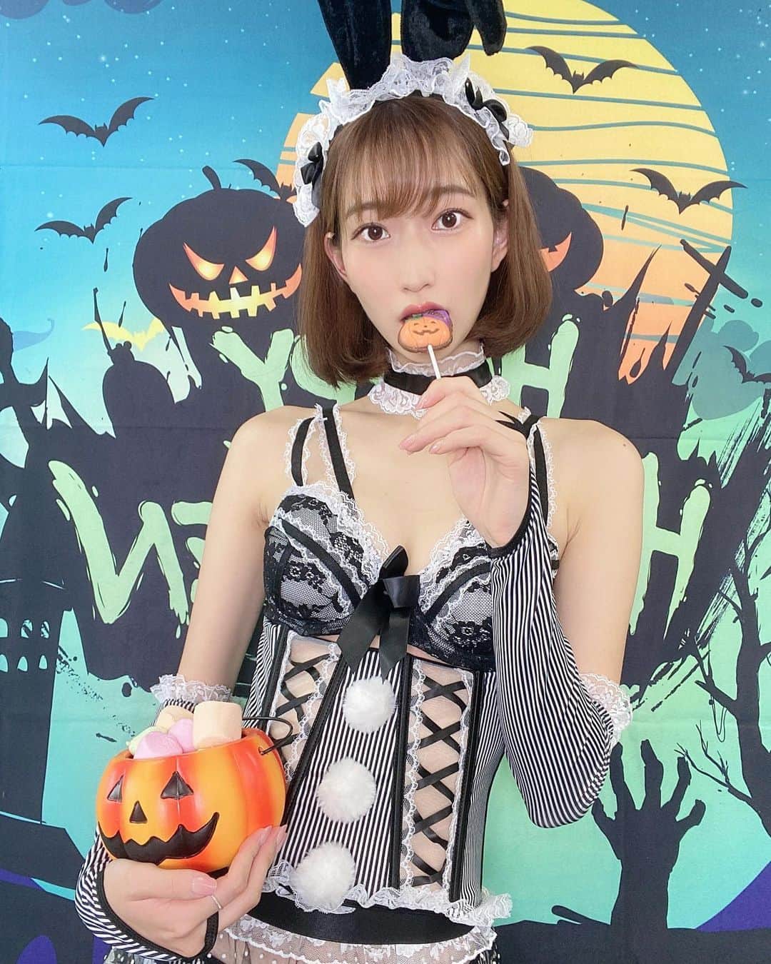 早川みゆきのインスタグラム：「. 私は年中ハロウィンだから いつだってお菓子ほしいし、イタズラしちゃうから、！🎃🍭」