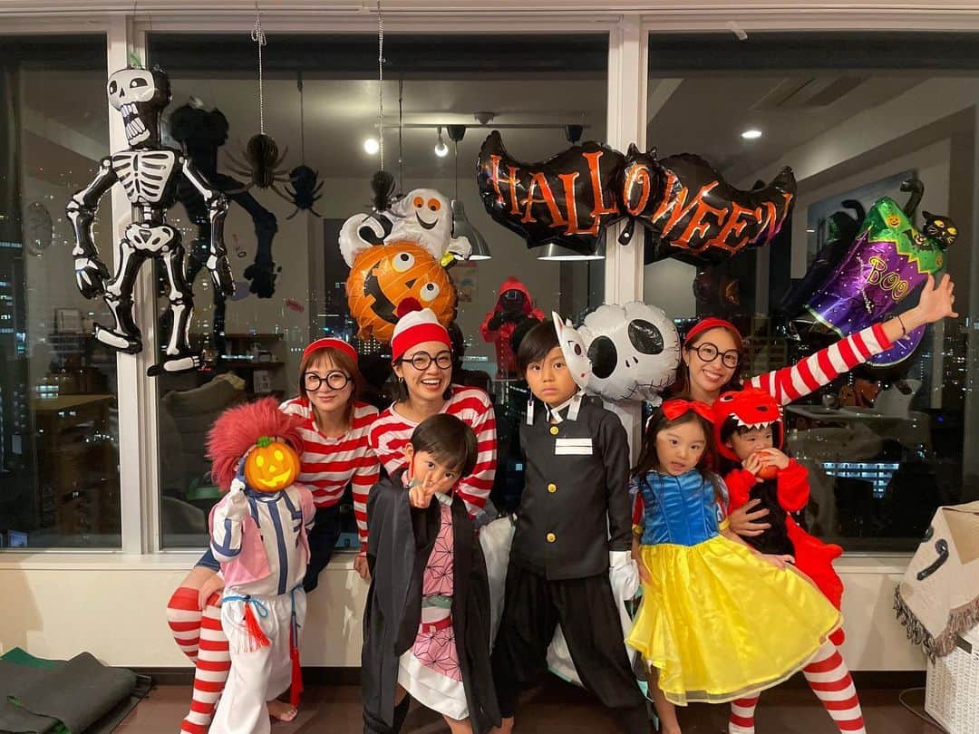 春名亜美さんのインスタグラム写真 - (春名亜美Instagram)「HAPPY HALLOWEEN その2🎃  多分、私、 仮装したの人生で初めて。笑  @yuma_516 ちゃんファミリーと @kikichiaki ちゃんファミリーとHALLOWEEN PARTY👻🕷🎃  由真ちゃんが前日から仕込んでくれたスペアリブも、由真ちゃんの旦那さん特製のチゲも最高に美味しかった😮‍💨❤️ ・ ・ ・ #halloween #halloweenparty #happyhalloween #ハロウィン #ハロウィンコスプレ #ハロウィン仮装 #ウォーリーコスプレ #ウォーリー仮装」11月1日 21時05分 - amiharunaami
