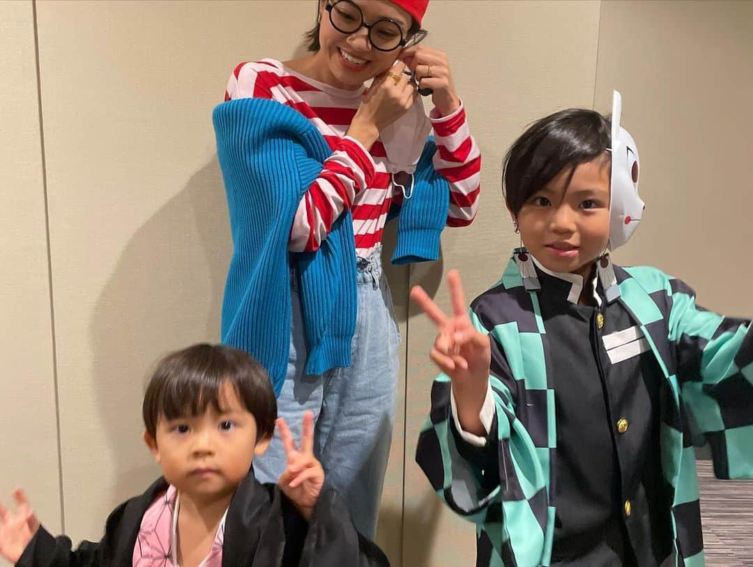 春名亜美さんのインスタグラム写真 - (春名亜美Instagram)「HAPPY HALLOWEEN その2🎃  多分、私、 仮装したの人生で初めて。笑  @yuma_516 ちゃんファミリーと @kikichiaki ちゃんファミリーとHALLOWEEN PARTY👻🕷🎃  由真ちゃんが前日から仕込んでくれたスペアリブも、由真ちゃんの旦那さん特製のチゲも最高に美味しかった😮‍💨❤️ ・ ・ ・ #halloween #halloweenparty #happyhalloween #ハロウィン #ハロウィンコスプレ #ハロウィン仮装 #ウォーリーコスプレ #ウォーリー仮装」11月1日 21時05分 - amiharunaami
