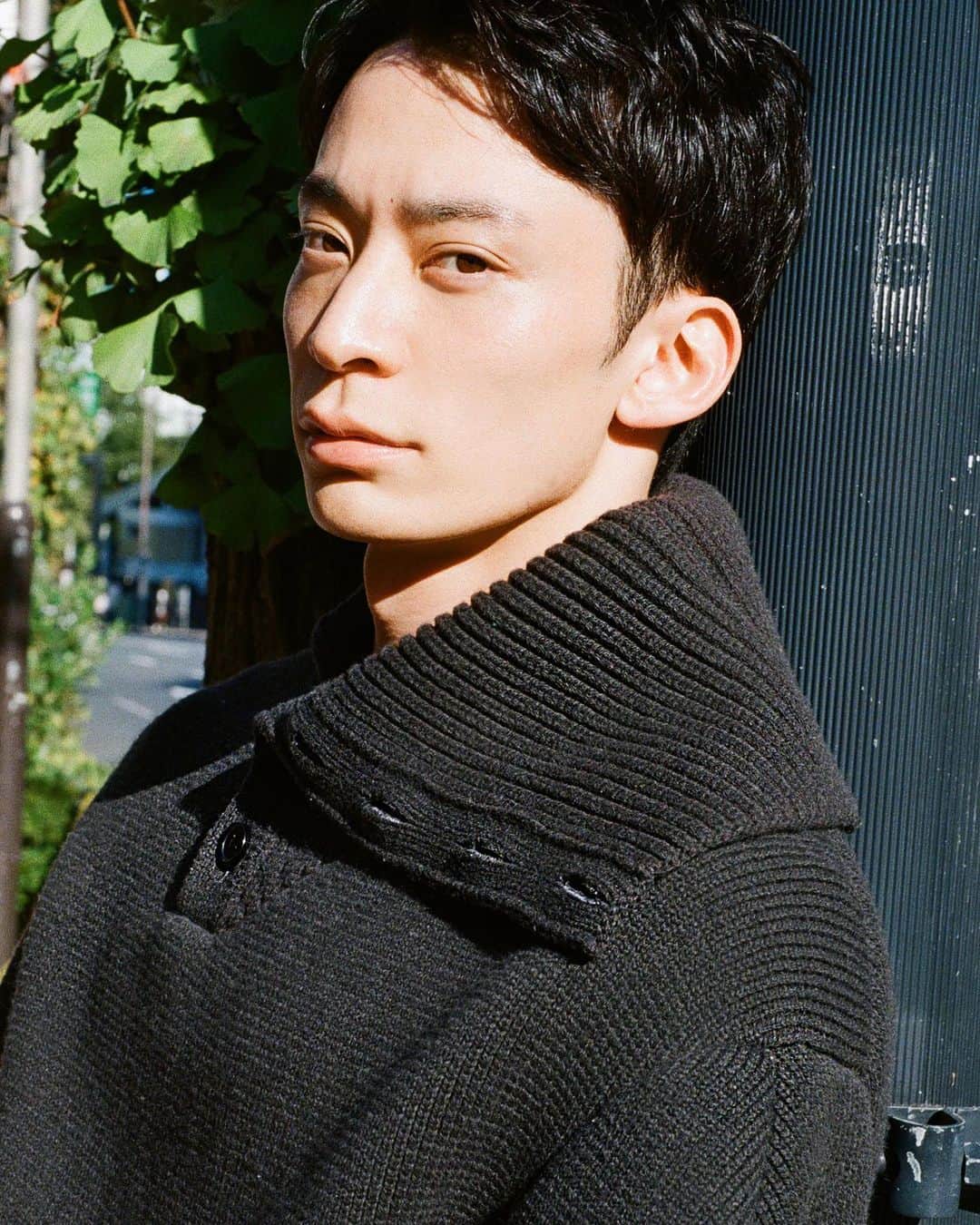 入江陵介のインスタグラム：「GQ JAPAN . ボッテガ・ヴェネタの最新ルックを着させて頂きました！ . 記事はプロフィールリンクへ！ . . . 📸 @chikashisuzuki1972  📖 @gqjapan  🧥 #bottegaveneta」