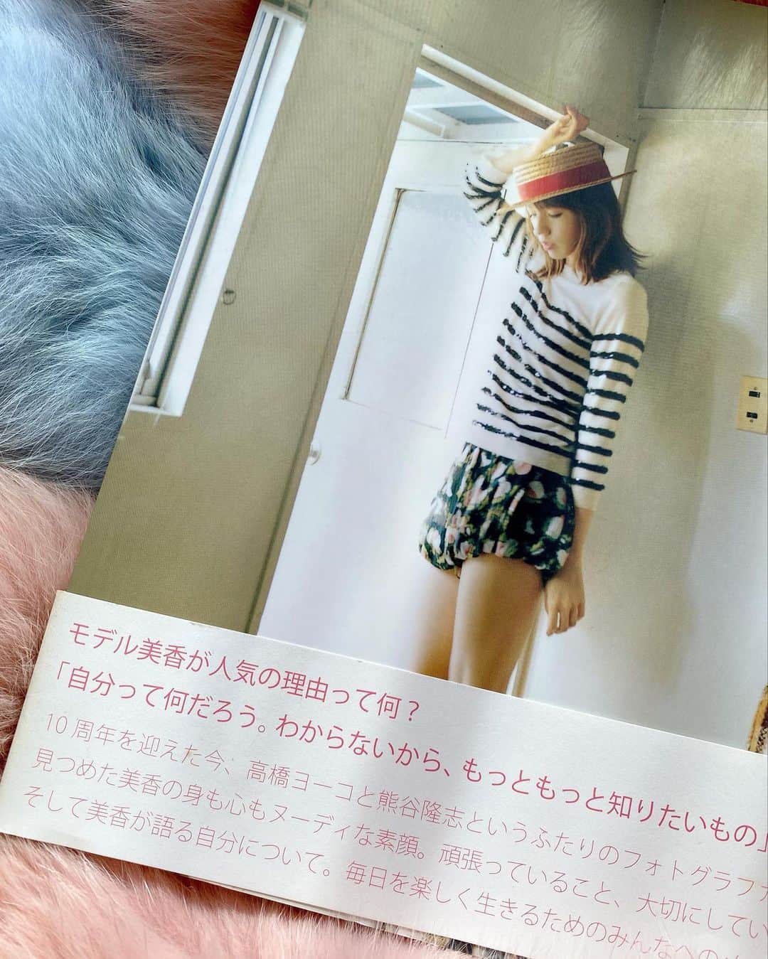 美香さんのインスタグラム写真 - (美香Instagram)「熊谷さんに久しぶりにお会いする機会があって、 引っ張り出して見てみました。【10th】 東京に来て10周年の年に出版した写真集です。 美香本もそうなんですが、 自分の出した書籍って見ないんですわたし。思いが強すぎて見れないの笑　 もっとこうしたら　 もっともっと　が止まらなくなるから、、、笑  12年前。33歳の私。 色んな思いがあったなぁ。 全然違う。 カメラとの向き合い方が。 まだまだもがいていたのね。 伝わってきます。 面白いなぁ。  モデル美香。 これからも皆さまよろしくお願い いたします💗💗💗  #10th」11月1日 12時58分 - mikaofficial99