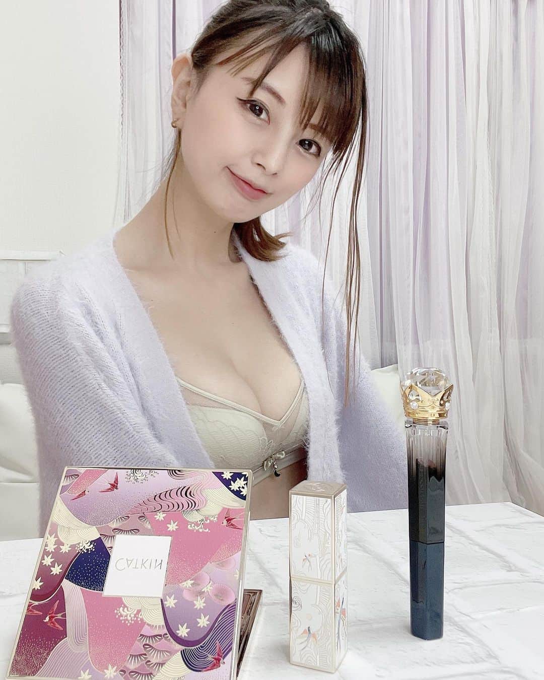 のインスタグラム：「💄👀 ・ メイク開始‼️ ・ 最近は中国コスメ愛用中🇨🇳 元々薄いので立体感のあるメイク目指してます💕 ・ ランジェリーはfortuna💕 白T、白シャツでも目立たないから お気に入り‼️ ・ ✼••┈┈┈┈┈••✼ 👀→ CATKIN 長相思シリーズ  💄→ SUSISU LUCKY COINS  幸運の杖リップ 👙→fortuna ( @fortuna_4627 ) 👙 ・ ✼••┈┈┈┈┈••✼ ・ #中国コスメ #中国メイク　　 #emoコスメ部 @mimi_china_cosme @emomiu_cosme #CATKIN #卡婷 #キャットキン」