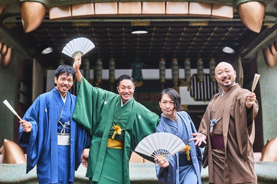 KLUTCHさんのインスタグラム写真 - (KLUTCHInstagram)「今日から新たな気持ちで頑張ります！！ 新しいアーティスト写真です！！ ⁡ 新たな門出にふさわしい和装の衣装で撮影させていただきました。 ⁡ "京都さがの館" (@saganokan )さんのご協力で素敵な写真を撮る事が出来ました！！ 本当にありがとうございました。 ⁡ みなさま、新生ET-KINGも何卒よろしくお願いします！！！ ⁡ ⁡ https://www.saganokan.com/ ⁡ Instagram https://www.instagram.com/saganokan/ ⁡ Twitter https://twitter.com/saganokan ⁡ Facebook https://www.facebook.com/kyoto.saganokan/ ⁡ ⁡ ⁡ ⁡ ⁡ #ETKING #ファンクラブ #纒屋 #KLUTCH #センコウ #DJBOOBY #コシバKEN #京都さがの館 #成人式 #卒業式 #着物 #袴 #振袖 #着物レンタル #レンタル着物 #ETKINGを万博へ」11月1日 12時56分 - klutch3etking