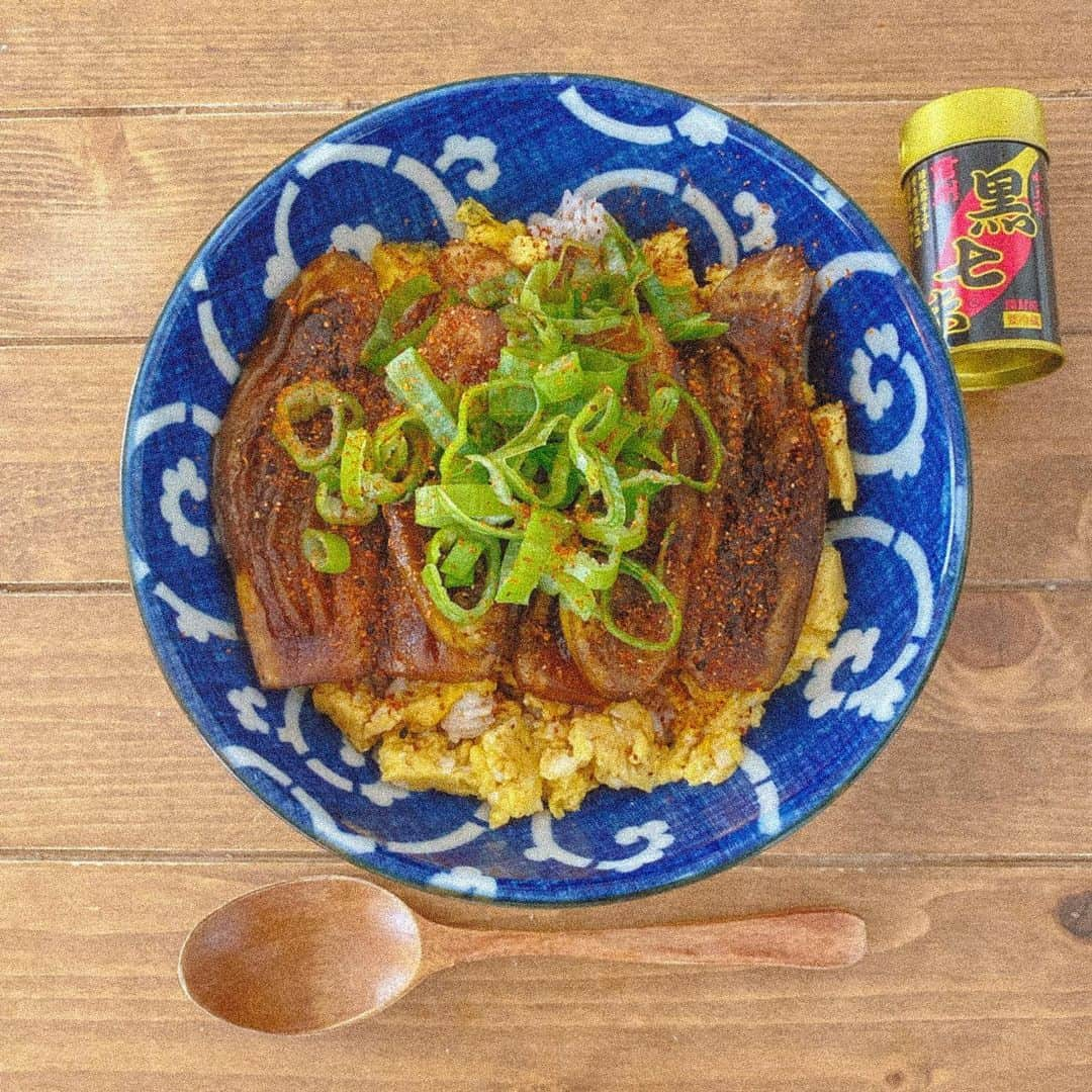 天木じゅんさんのインスタグラム写真 - (天木じゅんInstagram)「. . 私的ヒット♥︎ 茄子の蒲焼き丼 山椒が無くて 黒七味かけたら めちゃくちゃ美味しかった/// ご飯の上に卵敷いてます🥚  11月一発目のメニューは 二日酔い後に食べたくなるご飯を 作ってしまったって話。 . . #天木ごはん #手料理 #茄子の蒲焼き」11月1日 13時16分 - jun.amaki