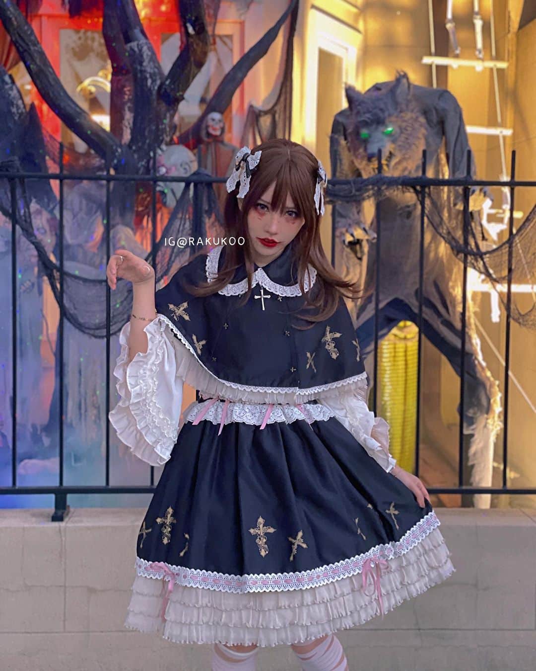 犬神洛洛子のインスタグラム：「Trick or treat 👻 Happy Halloween 🎃 #halloweencostume #lolitafashion #lolitastyle #gothic #gothicstyle #gothiclolita」