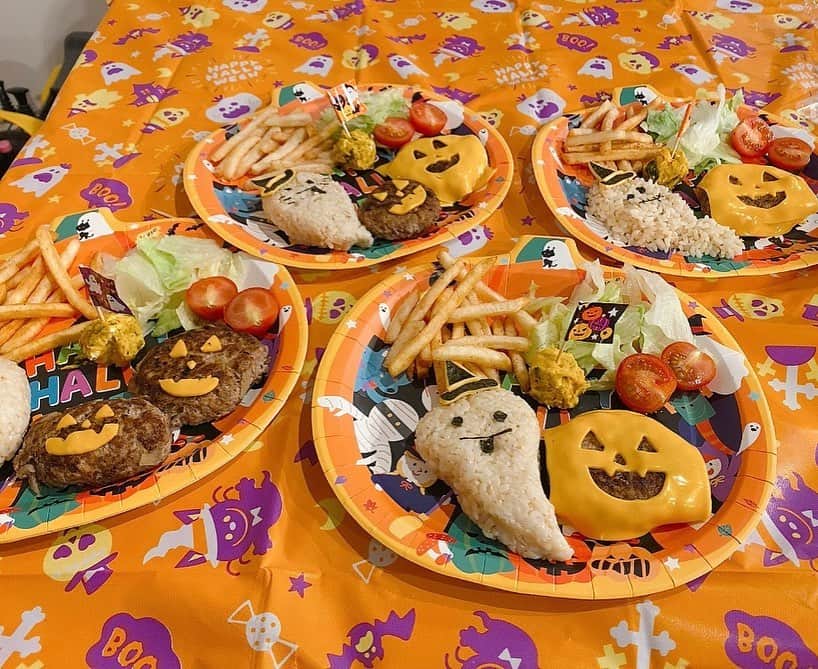 江原千鶴（エハラチヅル）のインスタグラム：「みんなで作ったハロウィンご飯🎃  ケーキはコージーコーナーのプチケーキが可愛すぎる〜💕  #ハロウィンパーティー #ハロウィン #コージーコーナー#エハラ家」
