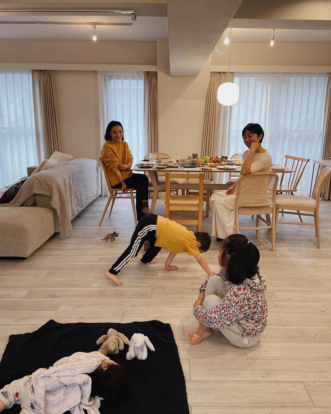 原田沙奈子さんのインスタグラム写真 - (原田沙奈子Instagram)「美味しいランチ🎃 居心地の良いお家ってこーゆーことなんだなぁと毎度思う @i_pilates_tokyo のお家。 （めぐのキッチン、すき♡）  子供も大人も本気で楽しませてもらいあっという間に時間が過ぎてしまい、悔しい。←  ハロウィン仕様のチョコバナナも、カボチャを蒸籠で蒸してマスカルポーネつけたものも、御殿場まで行って買ってきてくれたスモークチキンも、 @good.cheese.good.pizza のピザたちにお鮨まで！ テーブルの上には子供たちも喜ぶものばかり。  そして、 本当に本当に久しぶりに（15年くらい）会えた @satomi_yamauchi ちゃん。 とっても素敵な写真を撮るカメラマンさん。 15年くらい前に一緒に沖縄行った時もずーっとカメラ抱えて写真撮ってた姿を思い出すなぁ。  めぐがまた引き合わせてくれて、感謝。 （あ、こうへー君にも感謝してるよ🙏）  楽しい嬉しい美味しいの福々しい時間。  #ハロウィンパーティ」11月1日 13時31分 - sanakoharada