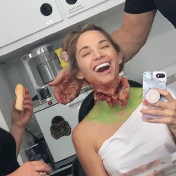 のインスタグラム：「I didn’t dress up for Halloween sadly…but you should watch @creepshowtv to see what this is all about. The beautiful work of @jagar65 🧟‍♀️」