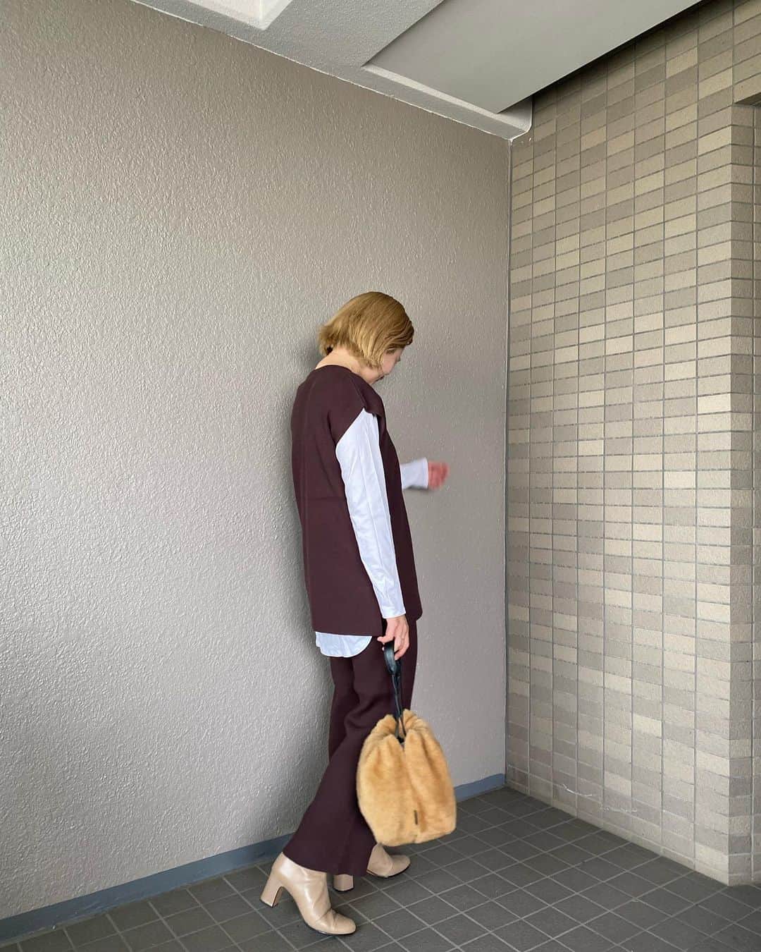 高山直子さんのインスタグラム写真 - (高山直子Instagram)「ブーツやパンプスだと大人っぽく、スニーカーだとカジュアルに着られるセットアップ💓メルティニットで肌触り赤ちゃんの産着みたい😘 カーデのとろみ具合が“ちゃんと感”も出るので、どこにでも着ていけるよ😍ほんっと好き。  #ノーフィルター #EiiS #おとなふく」11月1日 13時41分 - nao_70koro