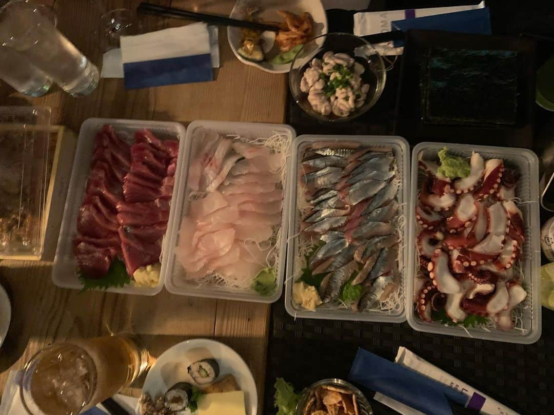 中川愛海さんのインスタグラム写真 - (中川愛海Instagram)「週末は豪華バーベキュー！ 刺身盛り合わせや雲丹箱ごとなど差し入れいただき、私が作ったオードブルもありバーベキューのはずが中々バーベキューが始まらない会🤣 ワイン、日本酒などもたくさんあり超豪華バーベキュー！ 呑んべいばかりのバーベキューは恐るべし笑 肉も焼いて最後は赤海老を使ったアメリケソースを仕込んでいたのでリゾットにして食べましたー！ 改装してようやくくるりでバーベキューができたよー！よかったー😋 次はしっかりバーベキューをしましょうね😂 @ami_nakagawa_amyuran  @ami_nakagawa_  #中川愛海 #アミュラン #くるり #恵比寿くるり #くるり恵比寿 #たこ焼きくるり」11月1日 13時51分 - ami_nakagawa_