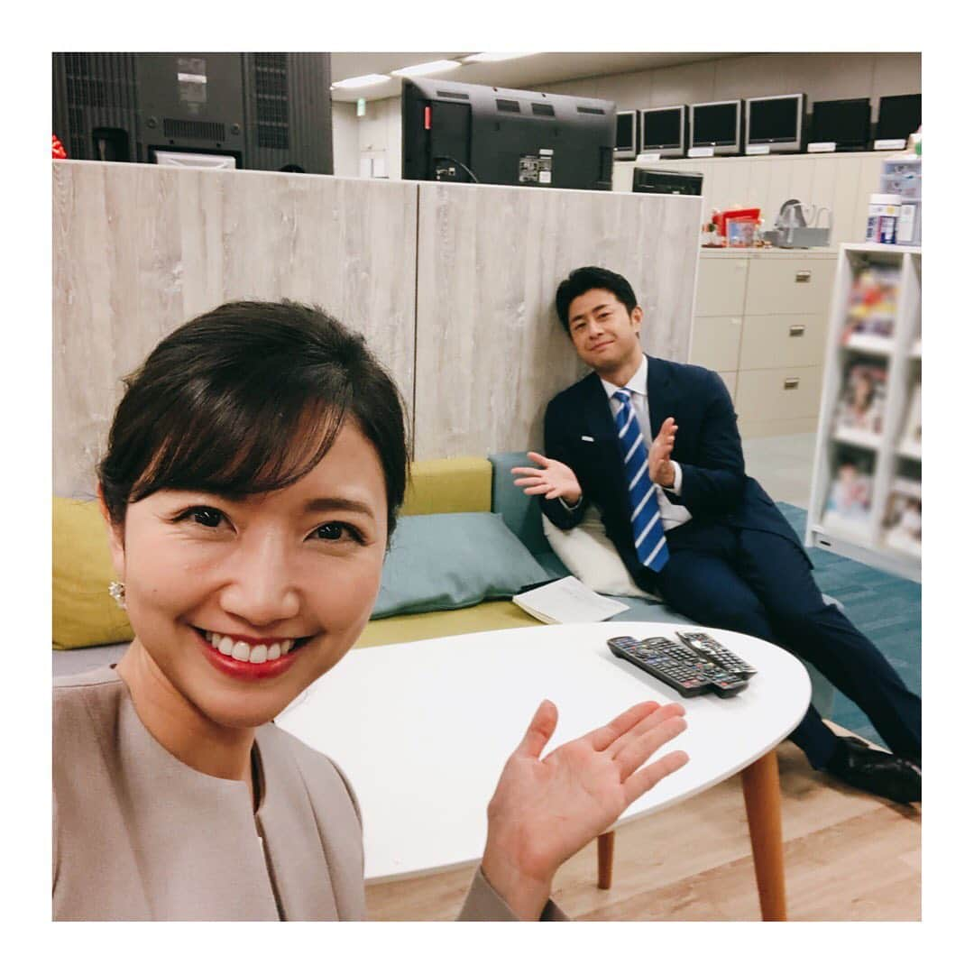 三田友梨佳のインスタグラム：「✴︎ 昨日は『LIVE選挙サンデー』でした。 ギリギリまで情勢のわからない開票速報、 お伝えする私たちも緊張感いっぱいの4時間でした。 ご覧いただいたみなさん、ありがとうございました✨  お仕事終わりに一枚📸 榎並さんとはほぼ毎日イット！終わりに会えますが、 実は一緒にお仕事することはこれまであまりありませんでした。 榎並さんと一緒で心強かったです！ #live選挙サンデー」