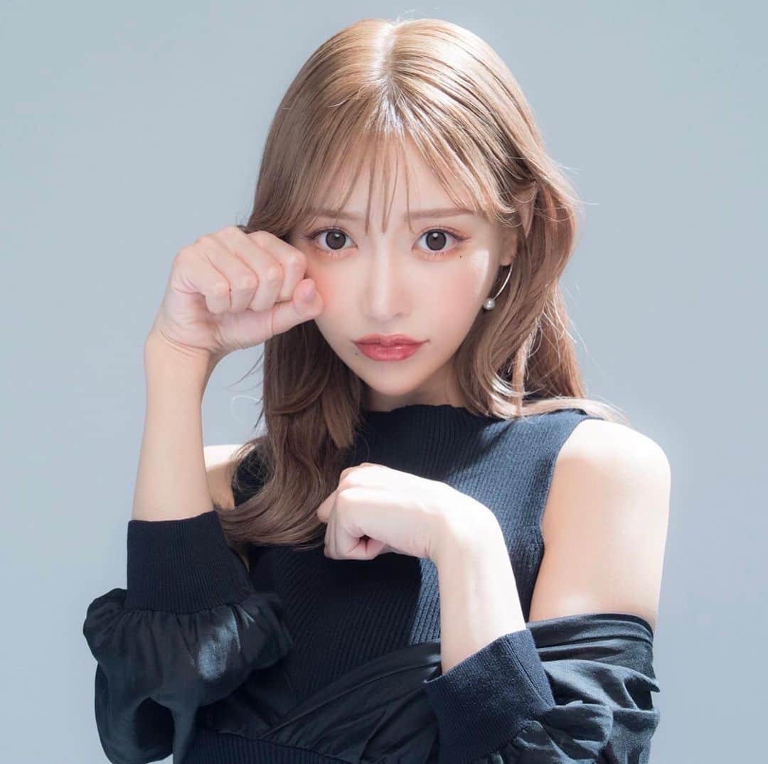 明日花キララのインスタグラム：「本日11/1発売になりました！ キマグレネコ🐈‍⬛❤︎ しっかりした黒フチデザインで、きっちり盛ってくれるけど 発色はダークな色合いで自然な盛り感！！」