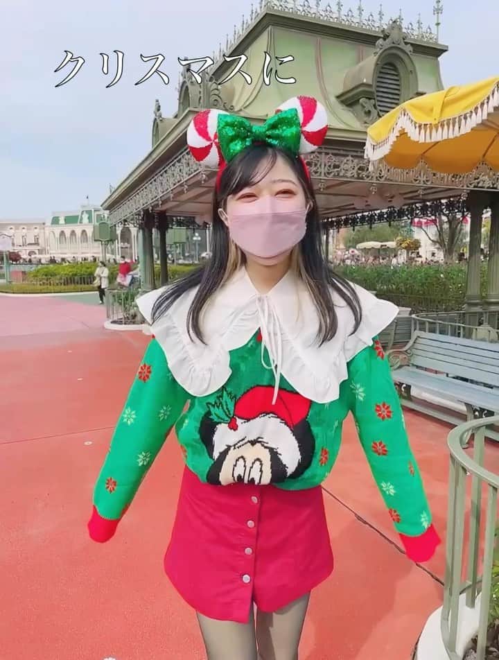 中島奈津希のインスタグラム：「👩🏻🔁🎅🏻🎄 ⁡ ⁡ ⁡ ⁡ #ディズニーハロウィーン が 終わった😳🤭🧡🧡🧡 ⁡ ⁡ ⁡ ということで、、、 へーーーーーーんしん👩🏻🔁🎅🏻🎄 【#変身ディズニーバウンド その149】 ⁡ ⁡ ⁡ ⁡ ⁡ ⁡ ⁡ 今日から #ディズニークリスマス のフードが 発売されているので 今日はクリスマスフード食べまくるぞーーーーー😋😋😋❤️🎄 ⁡ ☁️☁️☁️☁️☁️☁️☁️☁️☁️☁️☁️☁️☁️☁️ #disneysisters_jp ←#中島姉妹 ディズニーまとめ👭🏻 @nakajimasisters_jp ←中島姉妹アカウントできました👭🏻 #東京ディズニーランド　 #ディズニーバウンド　 #クリスマスディズニー」