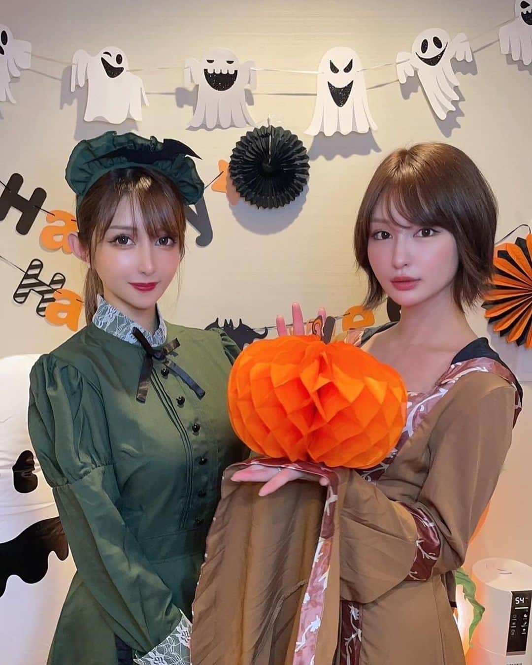 のインスタグラム：「美月ち👩‍👩‍👧‍👧とハロウィン🎃👻 急遽参加してくれて 家にあった魔女？の衣装来てくれたんだけどセクシーな魔女になった💕🧙‍♀️  ちょこちょこ載せてくー🧛‍♀️  #happyhalloween  #halloween  #boo  #👻　 #飾り  #飾り付け　 #東京　 #写真  #instagram  #ファッション #fashion #shopping #ootd  #ネックレス #ピアス #♥️ #Netflix #オススメ #秋 #autumn  #🍠 #🎃」