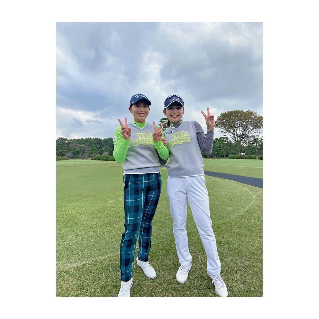 江澤亜弥さんのインスタグラム写真 - (江澤亜弥Instagram)「＊ 今日はOKトーナメントでした⛳️  ともちゃんとベスト被った😆 この時期はベストが重宝します☺️💓  @vivaheartofficial   #vivaheart  #ビバハート #ゴルフウェア #レディースゴルフウェア #メンズゴルフウェア #ゴルフコーデ #ビバコーデ  ちなみにトーナメントのスコアは 74でして、平凡な結果に終わりました笑」11月1日 15時54分 - aya_ezawa