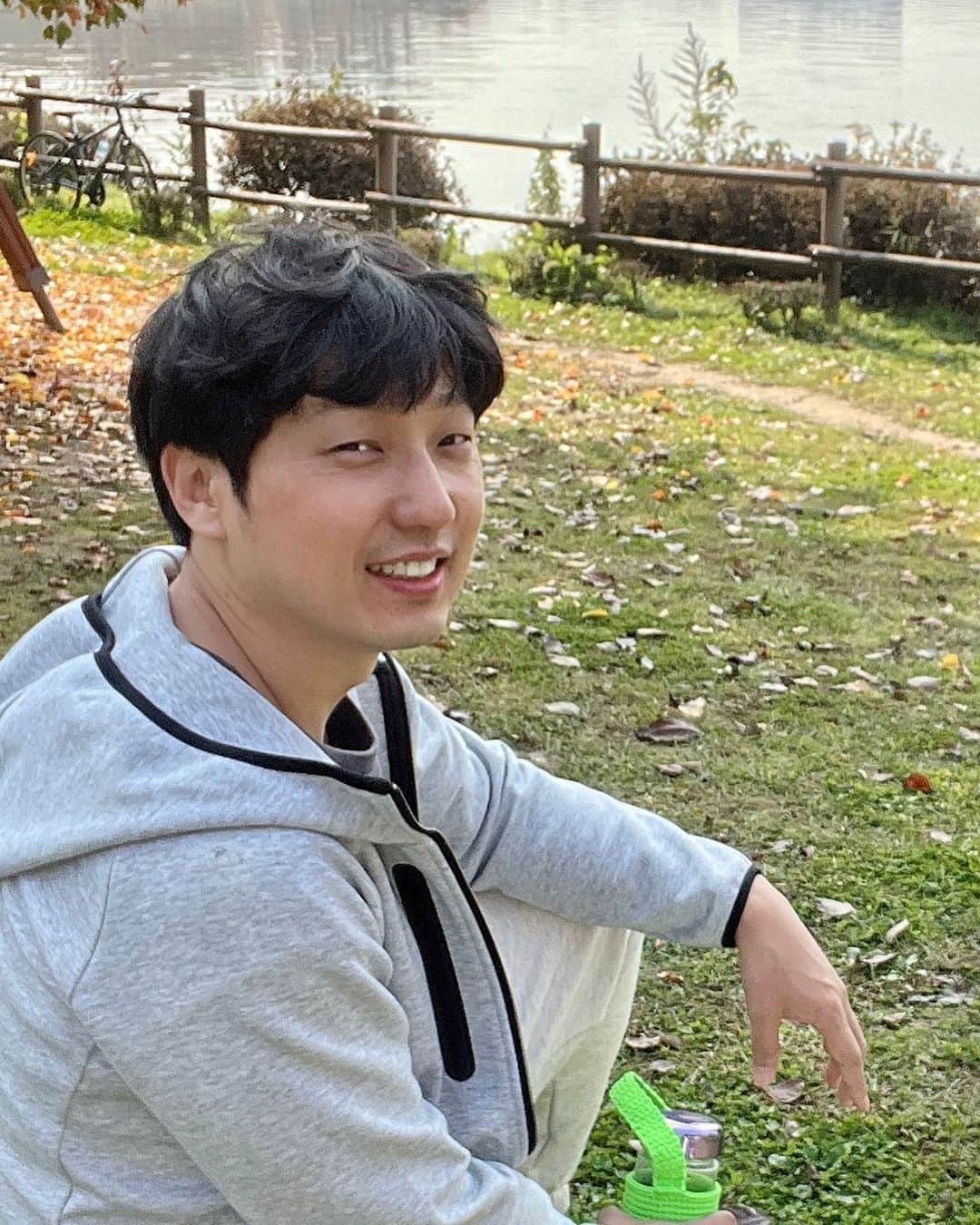 イ・スンヒョのインスタグラム：「나이 많은 아조씨 생존신고 하구 가유~~~~~~~」