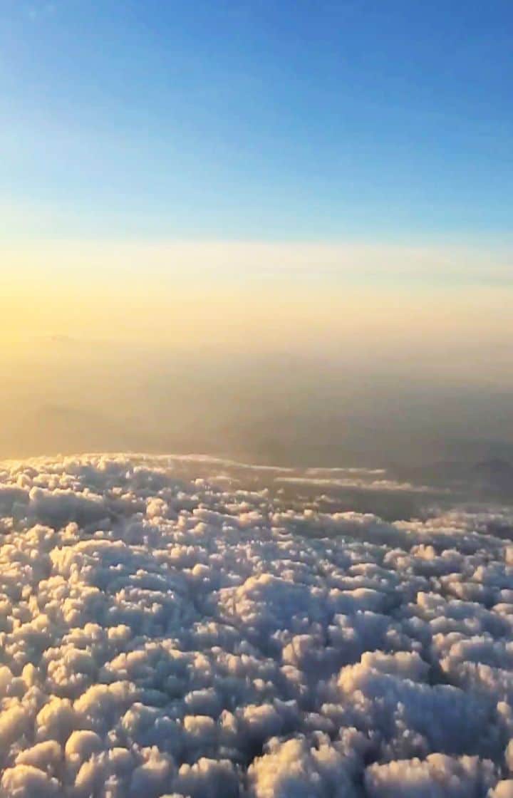 のインスタグラム：「雲の上  #あの人は元気にやってるかな  #あの子にまた逢えるかな  #☁️」