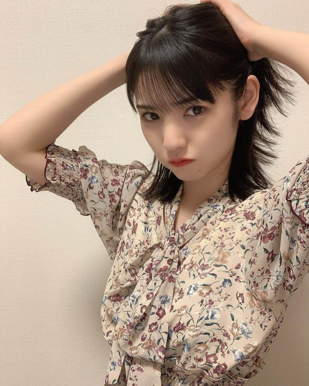 道重さゆみさんのインスタグラム写真 - (道重さゆみInstagram)「今日は東京あたたかかったですね🦋  というわけで！ここで！(？) 今年の夏秋めちゃくちゃたくさん着たアンミールさんのワンピースの写真載せます♡ @anmille.official  可愛いし、着やすくて、本当にたくさん着ました🌈 秋になってきて肌寒い日はカーディガン羽織ったりして♪(9枚目)カーディガンは何年もずっと愛用中のブルーレーベルさんの❣️ @blueblackcb   この日のリップは @shuuemura  #ルージュアンリミテッドキヌクリーム #KCBR784 発色良くて可愛いです💄」11月1日 22時00分 - sayumimichishige0713