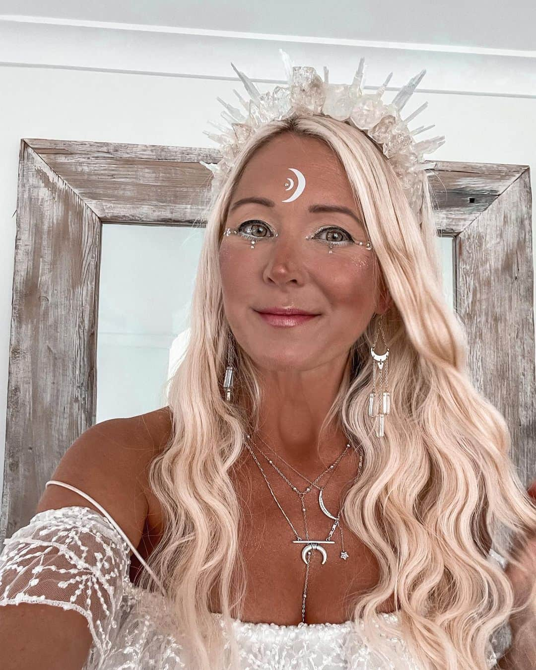 さんのインスタグラム写真 - (Instagram)「Halloween ‘21 inspired by Jadis the white witch 💎   I’ve been making my own costumes for the past few years now from things at home I have already. I made this #crystal crown from an old headband, quartz crystals and selenite, and a whole lot of hot glue. It was such a fun project 🌙 Absolutely love getting creative at Halloween 🎃   #happyhalloween #halloween #whitewitch #witch #crystalcrown #crystals #flashtattoo #halloweencostume #halloweenmakeup #perth #jadisthewhitewitch #narnia」11月1日 22時02分 - gypsylovinlight