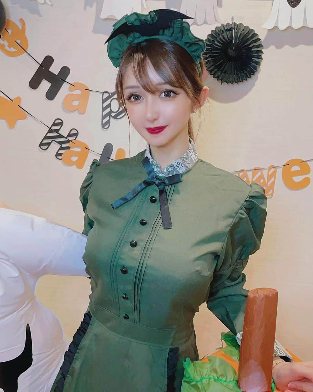 のインスタグラム：「ホーンテッドマンションへ いらっしゃい〜👻🕸  ハリーと魔女もお出迎え⭐️  #かぼちゃ #ホーンテッドマンション #happyhalloween  #halloween  #boo  #👻　 #飾り  #飾り付け　 #東京　 #写真  #instagram  #ファッション #fashion #shopping #ootd  #♥️ #Netflix #オススメ #秋 #autumn  #仮装 #魔女 #メイド #ピザ  #🍠 #🎃 #おやすみなさい #美肌 #メイク　 #goodnight」