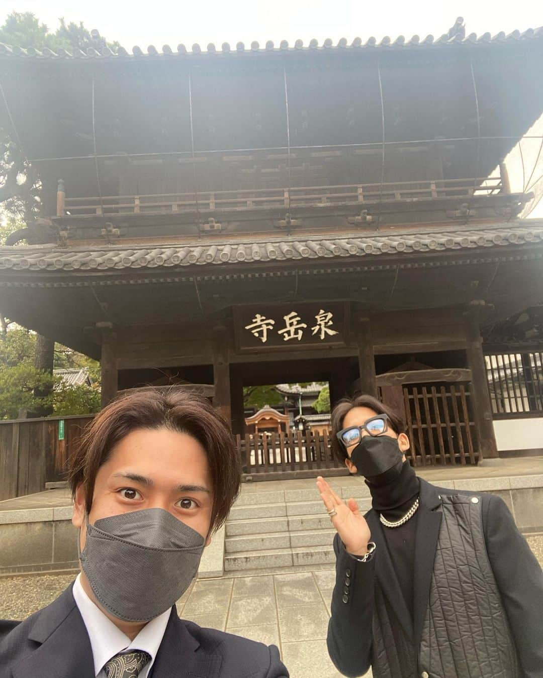 中村隼人さんのインスタグラム写真 - (中村隼人Instagram)「本日、歌舞伎座初日。 赤穂浪士縁の泉岳寺へ お参りに行ったら、猿之助兄さんに遭遇🤔 色々な思いを胸に、一ヶ月勤めます。 #忠臣蔵 #赤穂浪士 #泉岳寺 #市川猿之助 #尾上右近 #中村隼人」11月1日 16時39分 - 1130_nakamurahayato