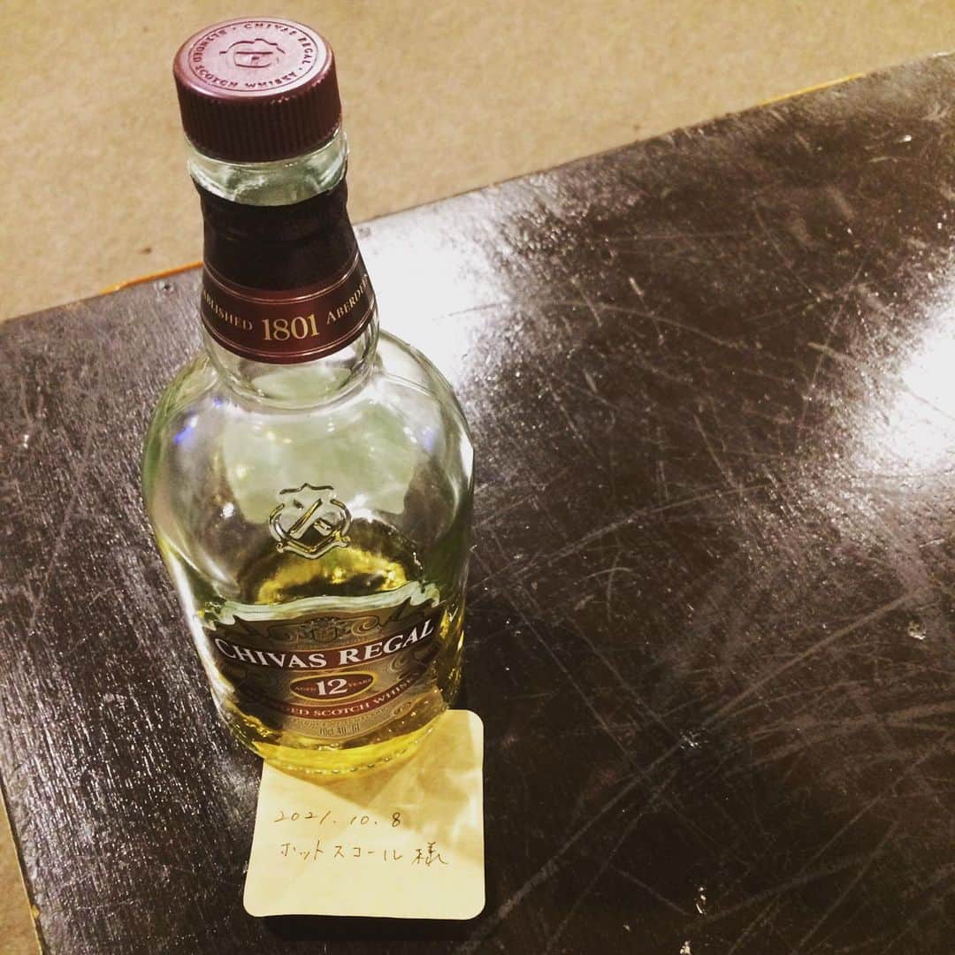 のインスタグラム：「HOTSQUALLのキープボトルを発見した。飲む。  #イノセントエイジ #HOTSQUALL #合宿 #シーバスリーガル」
