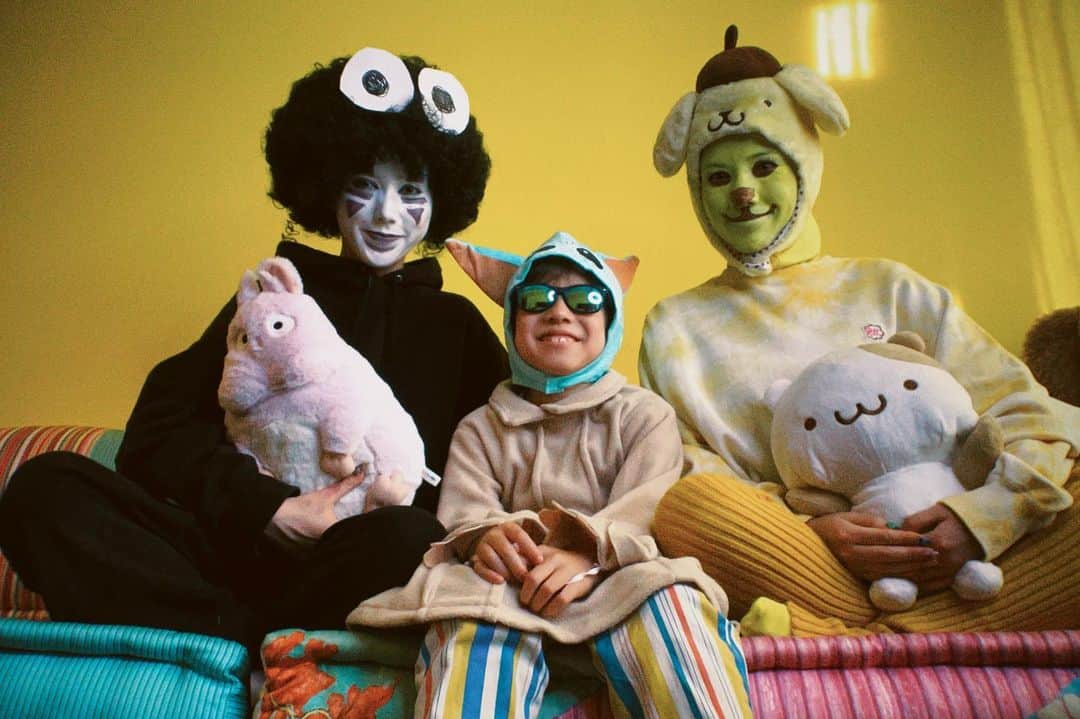 仲里依紗のインスタグラム：「ウィーアー ザ ファミリー ⚫️🐭👽🐹🐕  #左から #まっくろくろすけとカオナシ #ヨーダ #ポムポムプリン #ぬいぐるみは #和製ムーミン #プリンのずっ友」