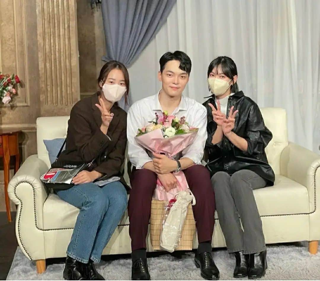 キム・ソヨンのインスタグラム：「연극 #리미트  정말 많이 웃고왔어요^^* @_d.hyun 👏👏👏 @yebin__ 🍑🍑🍑 @bbbjovi 🐋🐋🐋」