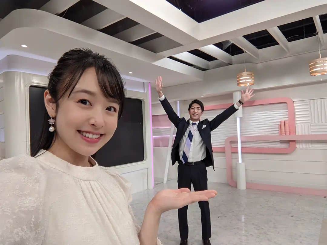 のインスタグラム：「. 一週間の夏休みが終わり 本日から仕事復帰しております💪 明けて初日が衆院選による イレギュラーな放送だということもあり かなり張り詰めていたようです。 見てくださった皆さん 応援してくださった皆さん ありがとうございました😊  開票速報を一緒に担当した伊藤遼アナ。 おはよん卒業後わずか1ヵ月で 駆けつけてくれたのですが とっても心強かった🥺」