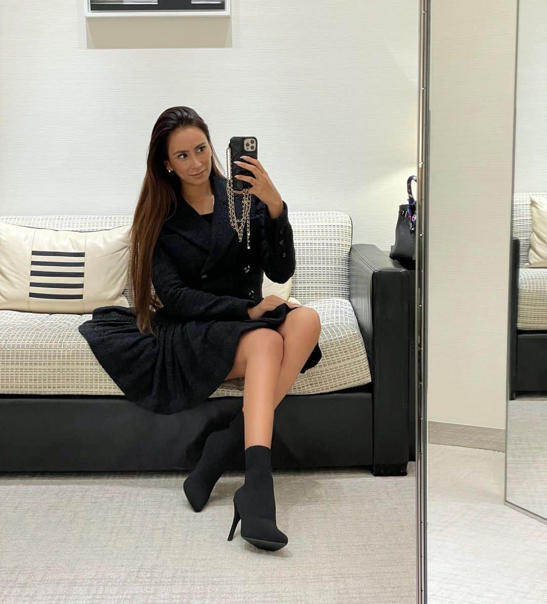 のインスタグラム：「𝐇𝐞𝐥𝐥𝐨 𝐍𝐨𝐯𝐞𝐦𝐛𝐞𝐫🤍 今年も残り2ヶ月とか信じられない‼︎ ⁡ 怒涛の日々で、HALLOWEEN終わったと 思ったらもぅ次はChristmasの準備🌪🖤 ⁡ 昨夜の私( #ママMALIA )ハプニング続きで 今日は睡眠2時間だったから、 げっそりしてるの嫌で、気分の良くなる お気に入りのお洋服と新しいブーツを履いて 自分の機嫌は自分で取ろう‼︎♥️な日でした。 ⁡ でも不思議なことに今日は 会う人会う人に肌艶良いと言われたの‼︎ 週2のサロン"カーボキシー"効果だな✌🏽🤍 @moalani.2012 #Moalani #カーボキシー ⁡ #ママは年中無休 #24時間営業 #毎分 #毎秒 #時間に追われてたら #あっとゆぅまに11月 #あっとゆぅまに今年終わる #師走感 ←」