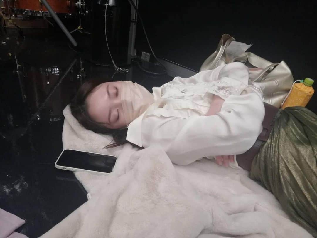 のインスタグラム：「友達に寝顔を撮られた🤣  #春名風花 #寝顔 #熟睡」