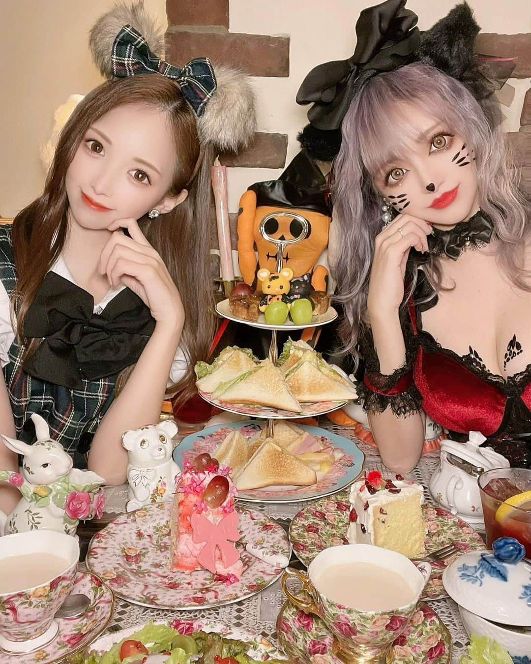 八鍬里美さんのインスタグラム写真 - (八鍬里美Instagram)「昨日みんなで黑ミサハロウィン観に行ったよ❤︎ 久しぶりにHYDEさんの生歌聴けて幸せでした...❤️ハイキー観れなかったのは残念だけど(´•ᴗ•̥`)やっぱりハロパ楽しい！！🎃 HYDEさんのつくる世界観が大好き🥰 ライブのあとはりなちゃん　@rina__sakurai とかわいいカフェ @cafe_acorite  でお茶しました😌せっかく仮装したから写真撮りたくて🤳✨ わたしはクマさんのメイド🧸何着ようか迷ってるうちにテーマがない仮装にたどり着いてしまった...🤣もっとゴシック感出したかった🥺来年もう少しちゃんとやりたい❤︎  #黑ミサ#ハロウィン#幕張メッセ#Halloween#オーケストラ#hyde#ハロパ#ハロウィン女子会#女子会#映えカフェ#仮装#メイド服#アコリット」11月1日 17時41分 - satomi_yakuwa