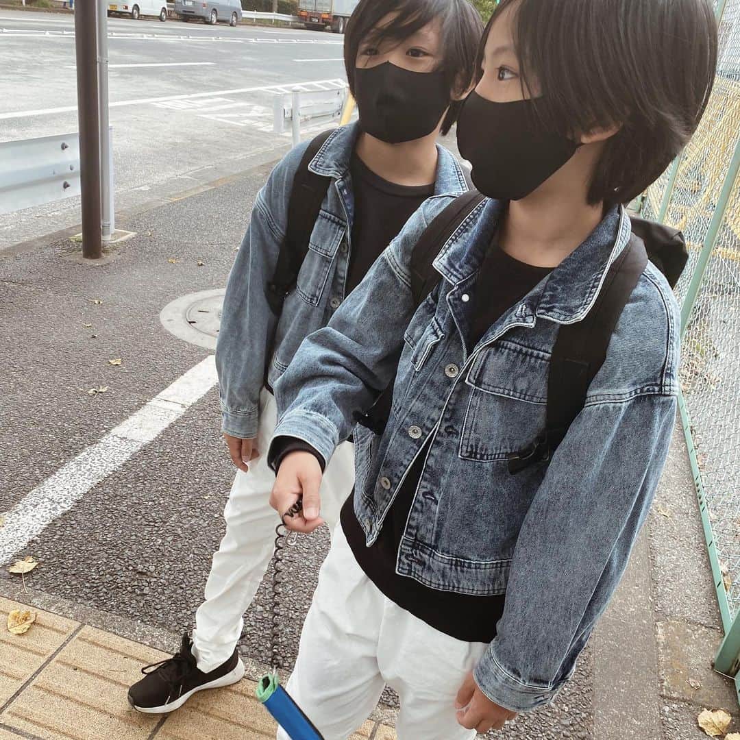 ayakoさんのインスタグラム写真 - (ayakoInstagram)「♡ いつも財布をぶらぶら振りまして 歩いてる そしてすぐ落とす。。 何回注意してもやめない😇 * * ♡ #双子#小学生男子#小学５年生」11月1日 18時20分 - ayaya315