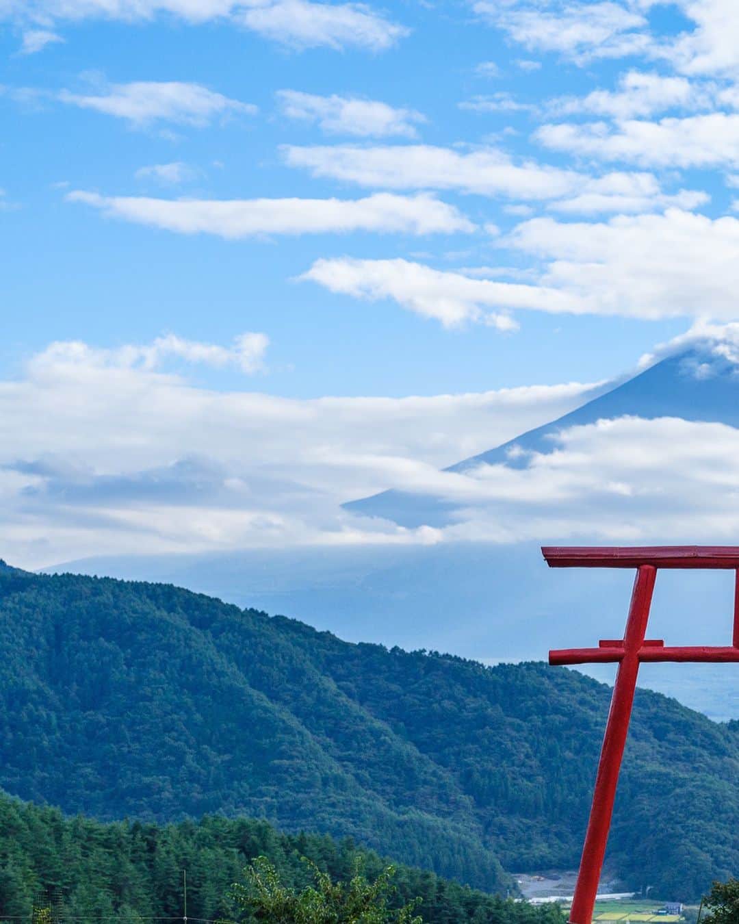SHOCK EYEさんのインスタグラム写真 - (SHOCK EYEInstagram)「雲の表情一つでこんなにも違って見える景色🙏✨  富士山を何故昔の人が神様として接していたか、すごくわかる。  はぁ、凄すぎてため息出ちゃうね。  #富士山 #mtfuji #fujisan #河口浅間神社 #天空の鳥居 #japantravel #japantrip #fujifilm #gfx100s #xs10 #beautifuldestinations #discoverjapan #discoverearth #voyaged #awesome_photographers #IamATraveler #wonderful_places #japanphoto #japanphotography #japan_of_insta #livingonearth #theglobewanderer」11月1日 18時14分 - shockeye_official