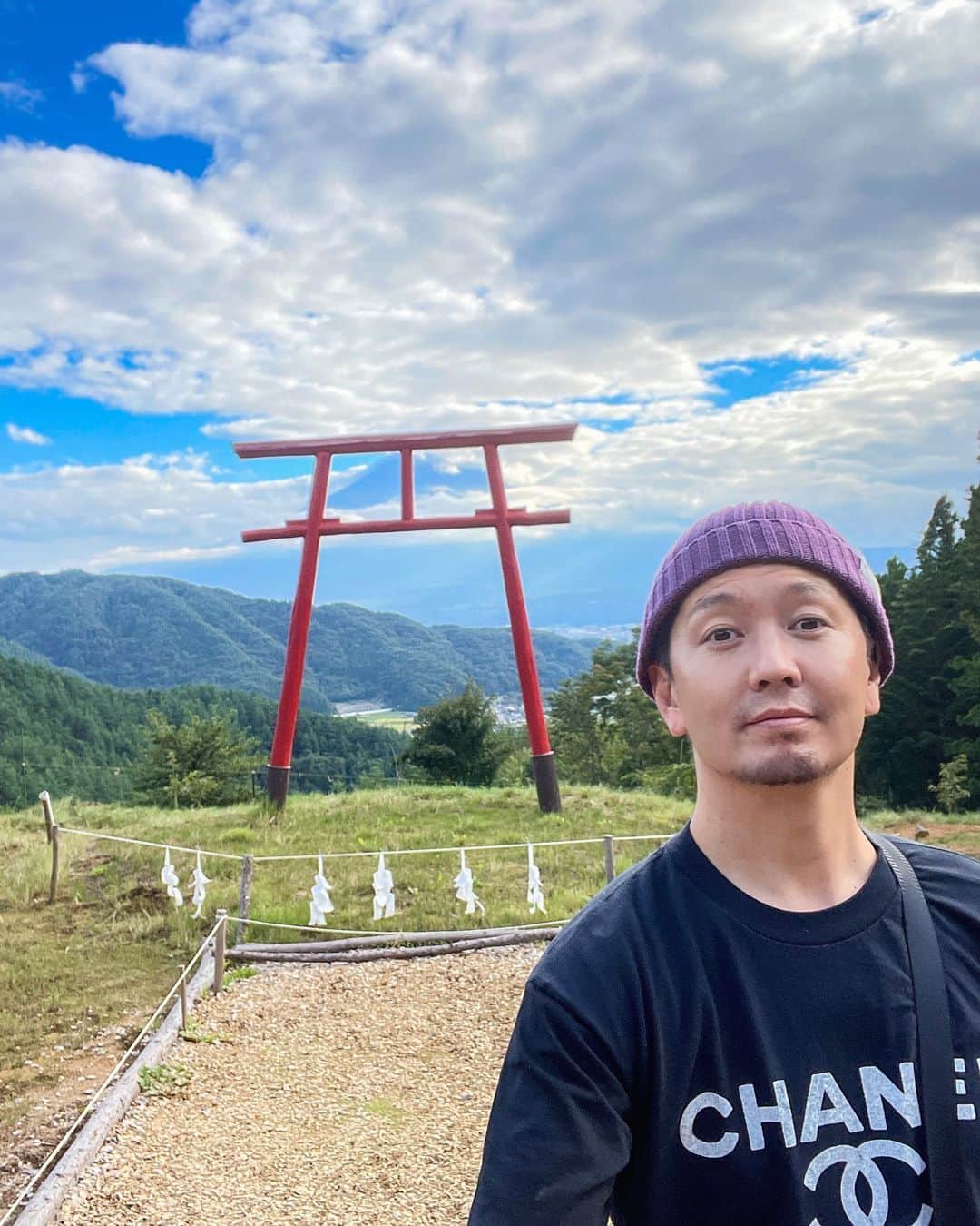 SHOCK EYEさんのインスタグラム写真 - (SHOCK EYEInstagram)「雲の表情一つでこんなにも違って見える景色🙏✨  富士山を何故昔の人が神様として接していたか、すごくわかる。  はぁ、凄すぎてため息出ちゃうね。  #富士山 #mtfuji #fujisan #河口浅間神社 #天空の鳥居 #japantravel #japantrip #fujifilm #gfx100s #xs10 #beautifuldestinations #discoverjapan #discoverearth #voyaged #awesome_photographers #IamATraveler #wonderful_places #japanphoto #japanphotography #japan_of_insta #livingonearth #theglobewanderer」11月1日 18時14分 - shockeye_official