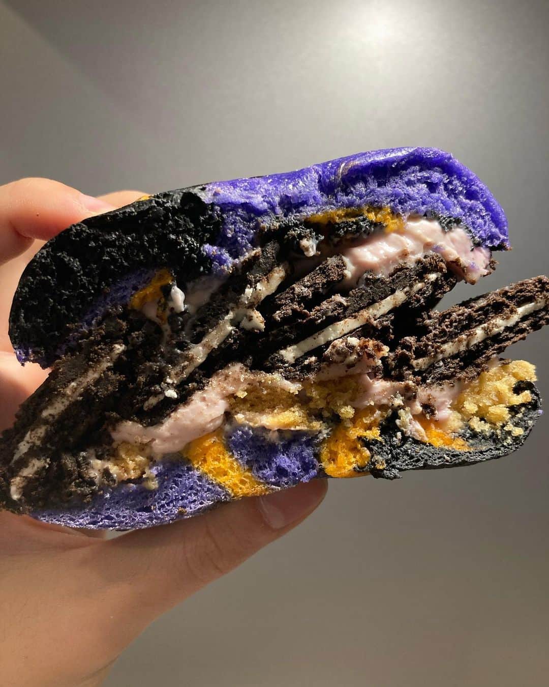 天明麻衣子のインスタグラム：「@newnewyorkclub_bagel  ここのベーグルは普段から賑やかなイメージだけど、ハロウィンのも期待を裏切らない派手さだった😉  オレオ増量してやっぱり正解！オレオは多ければ多いほど良し💕  #ベーグル #ベーグルサンド #ハロウィン #ハロウィンごはん #オレオ #オレオ増し増し #麻布十番 #麻布十番ベーグル #newnewyorkclub」