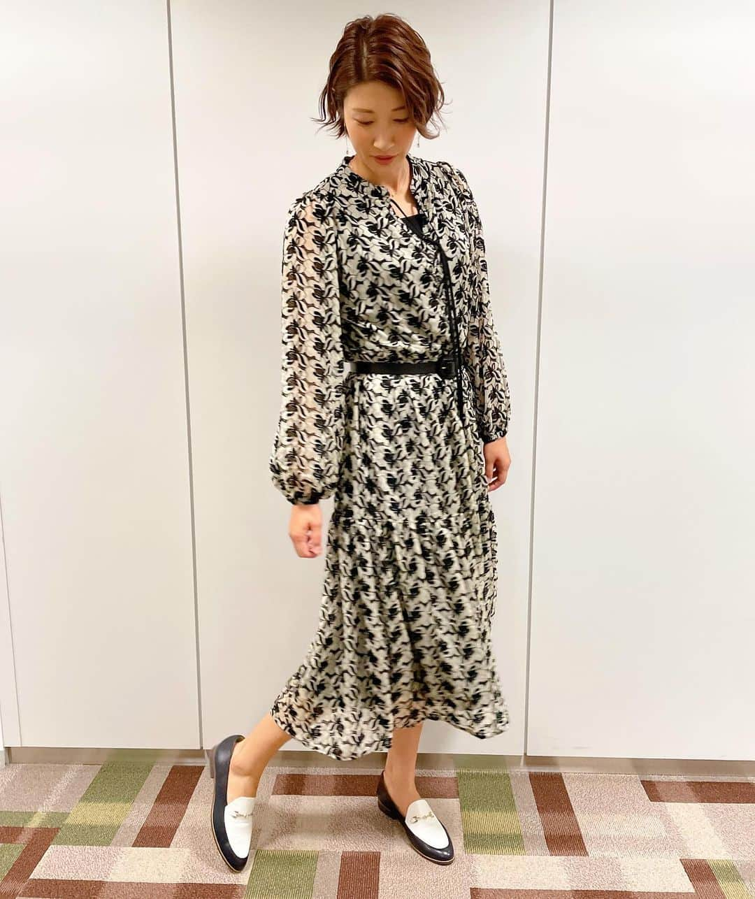 狩野舞子さんのインスタグラム写真 - (狩野舞子Instagram)「・ 明日19:56〜 日本テレビ「踊る！さんま御殿！！」に出演させていただきます👄 ・ 「カラダWEEK アスリート大集合SP」という事で、東京オリンピックで活躍した選手の皆さんのトークが炸裂しております💪 1人ちょっと違ったすごい人もいるので、皆さん探して見てくださいね〜🧔🏾‍♀️笑 ・ ワンピース @akte_official  ローファー @grandegrande_official  ジュエリー @ete_official ・ 大人っぽワンピめっちゃ可愛かった🖤 髪型も好き🥺（切る前✂︎） ・ #日本テレビ #踊るさんま御殿」11月1日 18時37分 - kanochan715