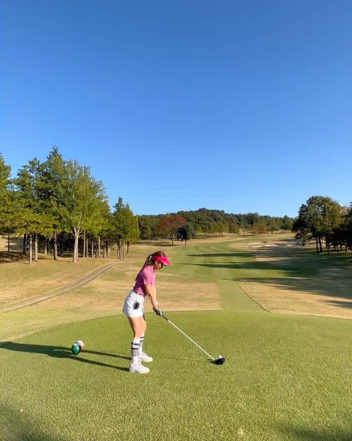 のインスタグラム：「. スイング動画🏌️‍♀️ ほぼドライバー🏌️‍♀️✨ . 出だしは良い事が多いんだけど、スライス回転しながら落ちていくことがほぼ🥺 なので最近はそれを見越して、少し左を狙っていく事が多いよ⛳️ . 傾斜はつま先上がりが苦手だったけどちょっと慣れてきた🤗 左足上がりは未だに苦手😩 . みんなは傾斜どんなのが苦手？？ . #ゴルフ女子#ゴルフ初心者#ゴルフ#ゴルフ好き#ゴルフ好きな人と繋がりたい#ゴルフウェア#ゴルフコーデ#ゴルフファッション#ゴルフ女子コーデ#スイング動画#ドライバーショット#ゴルフスイング#ゴルフスイング動画#ドライバー#golf#golfwear#golfswing#golfstagram#golfgirl#golflife#golfer#swing#movie」