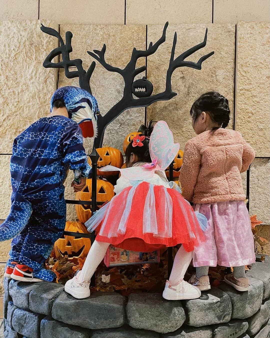 稲川千里さんのインスタグラム写真 - (稲川千里Instagram)「. . Happy Halloween🎃🦇 . ニナと何やろうかってネットで色々見ていたけれど、ラプンツェル💜プリンセス💛しか言わないので、家でヘビロテしているラプンツェルになりました🤣 . プリンセス合わせでエナは白雪姫🍎 同じくクローゼットから引っ張り出してきたもの😗 それでも結構な満足度だった🥰笑 . 投稿したいものが色々あって過ぎちゃった〜🧚🏻 . #happyhalloween #halloween2021 #キッズコスプレ #ラプンツェル #白雪姫 #プリンセスになりたい #ディズニープリンセス #2歳10ヶ月 #1歳3ヶ月 #ハロウィン」11月1日 18時43分 - chiicamera