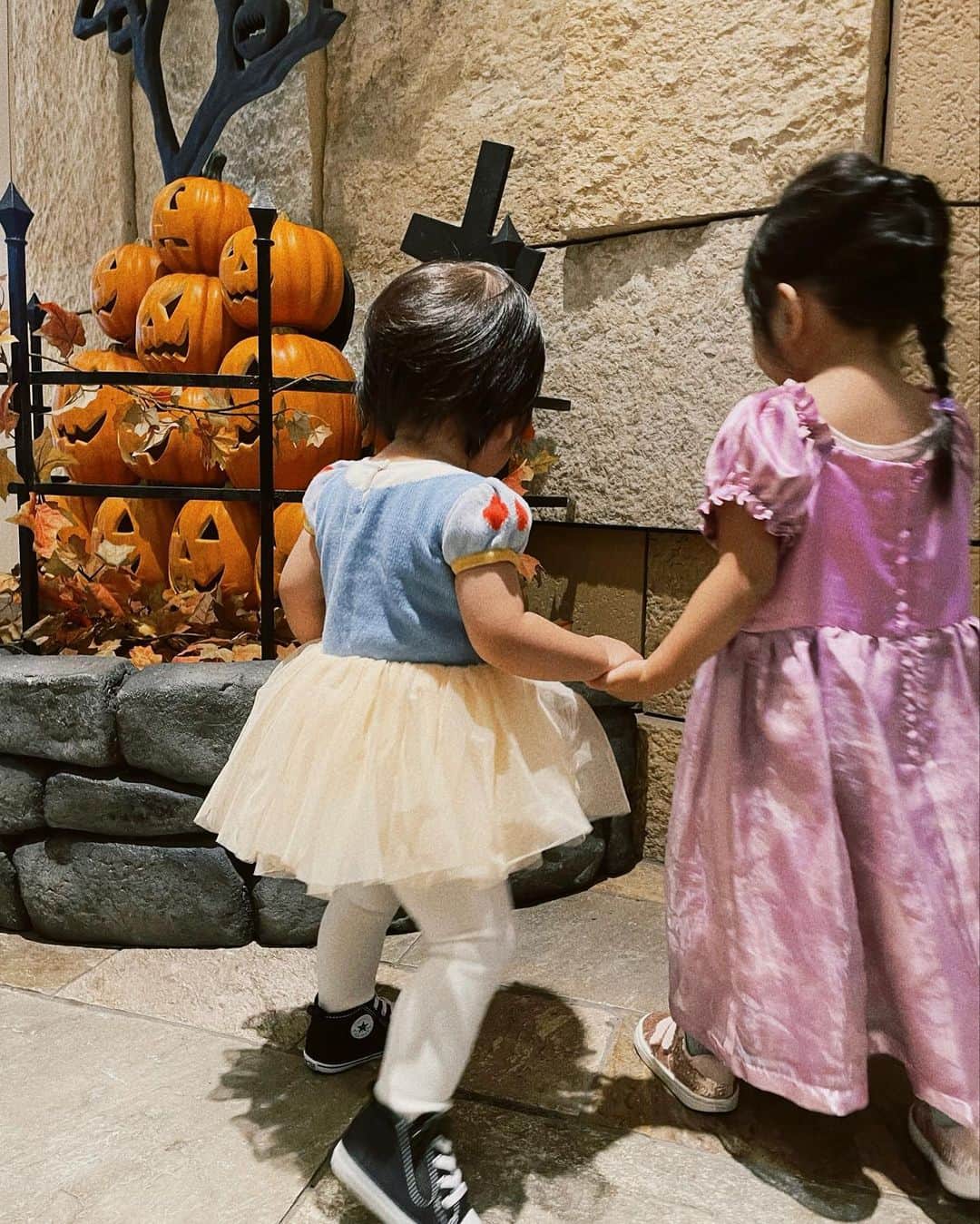 稲川千里さんのインスタグラム写真 - (稲川千里Instagram)「. . Happy Halloween🎃🦇 . ニナと何やろうかってネットで色々見ていたけれど、ラプンツェル💜プリンセス💛しか言わないので、家でヘビロテしているラプンツェルになりました🤣 . プリンセス合わせでエナは白雪姫🍎 同じくクローゼットから引っ張り出してきたもの😗 それでも結構な満足度だった🥰笑 . 投稿したいものが色々あって過ぎちゃった〜🧚🏻 . #happyhalloween #halloween2021 #キッズコスプレ #ラプンツェル #白雪姫 #プリンセスになりたい #ディズニープリンセス #2歳10ヶ月 #1歳3ヶ月 #ハロウィン」11月1日 18時43分 - chiicamera