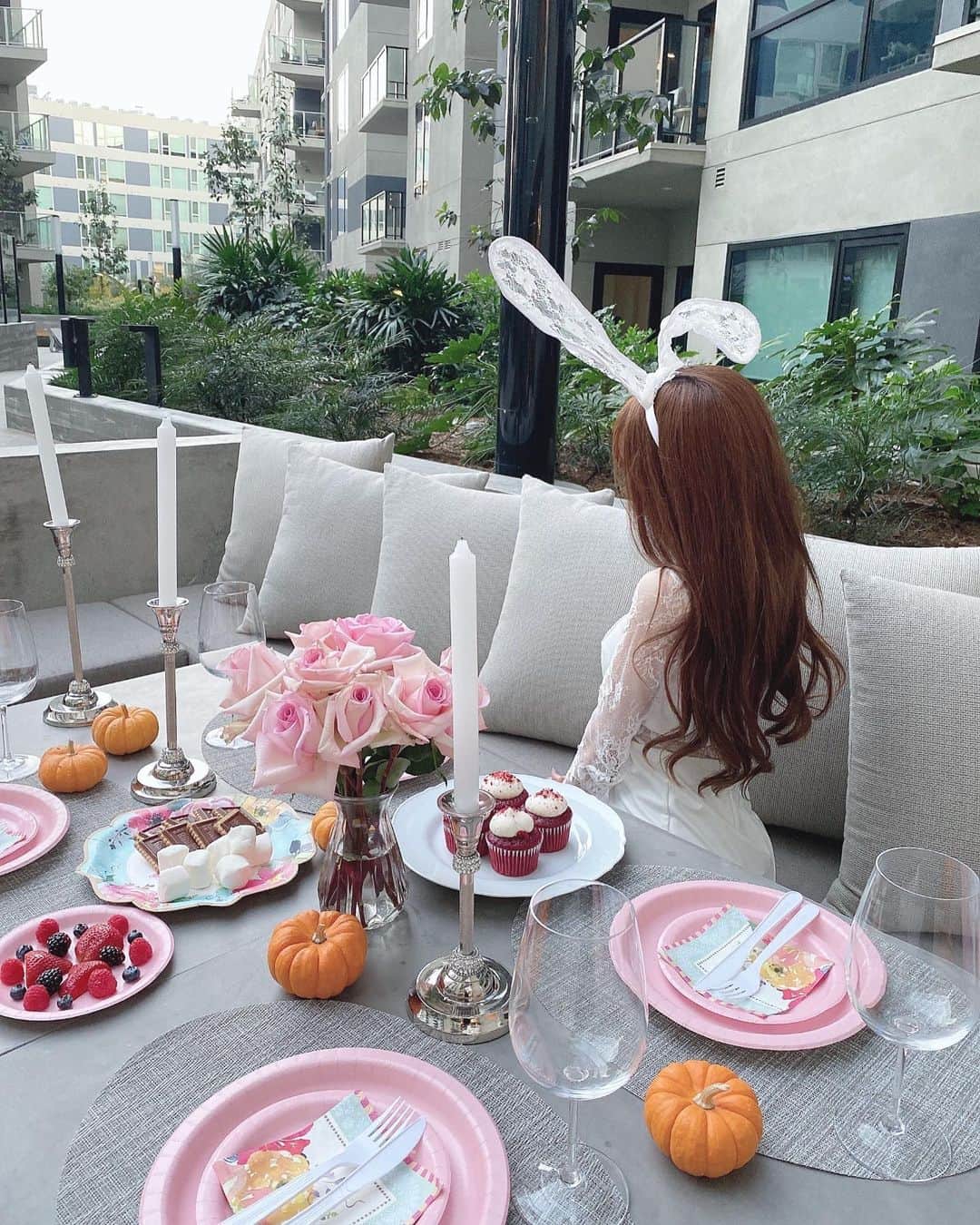Isakoさんのインスタグラム写真 - (IsakoInstagram)「お茶会🐇🤍🧁 Welcome to my halloween tea party🫖💕 　  仲良しのお友達とのハロウィンホームパーティー🥳 可愛いお菓子をセッティングして私(白うさぎ)が座ると不思議の国のアリス風になりました🙄✨笑  暗くなった頃にバーベキューもスタート✨✨  アウトサイドでのパーティーがLAらしくて可愛い🥰 とっても楽しいハロウィンでした🎃💕 　 　  Welcome to white rabbit's tea-party🐇I had a little halloween home party with my close friends. It was like a scene from "Alice in Wonderland" when we put up the decorations and I sat there. Why the fact is, you see, I was a white rabbit!🤣 　 　 dress @dress_sugar 🐇 　 　    #ハロウィンコスプレ#ハロウィンパーティー#ハロウィン仮装#コスプレ#うさみみ#うさ耳#うさぎ🐰 #halloweencostume#cutecosplay#aliceandwonderland#teapartytime#teapartyideas」11月1日 18時46分 - ichaaako