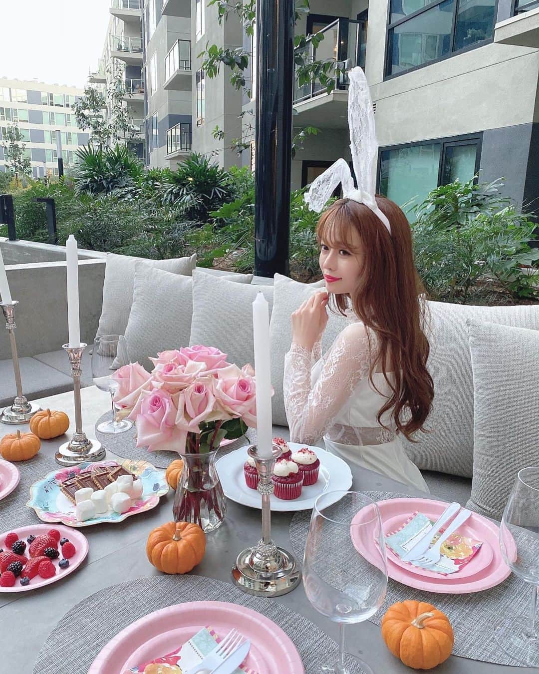 Isakoさんのインスタグラム写真 - (IsakoInstagram)「お茶会🐇🤍🧁 Welcome to my halloween tea party🫖💕 　  仲良しのお友達とのハロウィンホームパーティー🥳 可愛いお菓子をセッティングして私(白うさぎ)が座ると不思議の国のアリス風になりました🙄✨笑  暗くなった頃にバーベキューもスタート✨✨  アウトサイドでのパーティーがLAらしくて可愛い🥰 とっても楽しいハロウィンでした🎃💕 　 　  Welcome to white rabbit's tea-party🐇I had a little halloween home party with my close friends. It was like a scene from "Alice in Wonderland" when we put up the decorations and I sat there. Why the fact is, you see, I was a white rabbit!🤣 　 　 dress @dress_sugar 🐇 　 　    #ハロウィンコスプレ#ハロウィンパーティー#ハロウィン仮装#コスプレ#うさみみ#うさ耳#うさぎ🐰 #halloweencostume#cutecosplay#aliceandwonderland#teapartytime#teapartyideas」11月1日 18時46分 - ichaaako